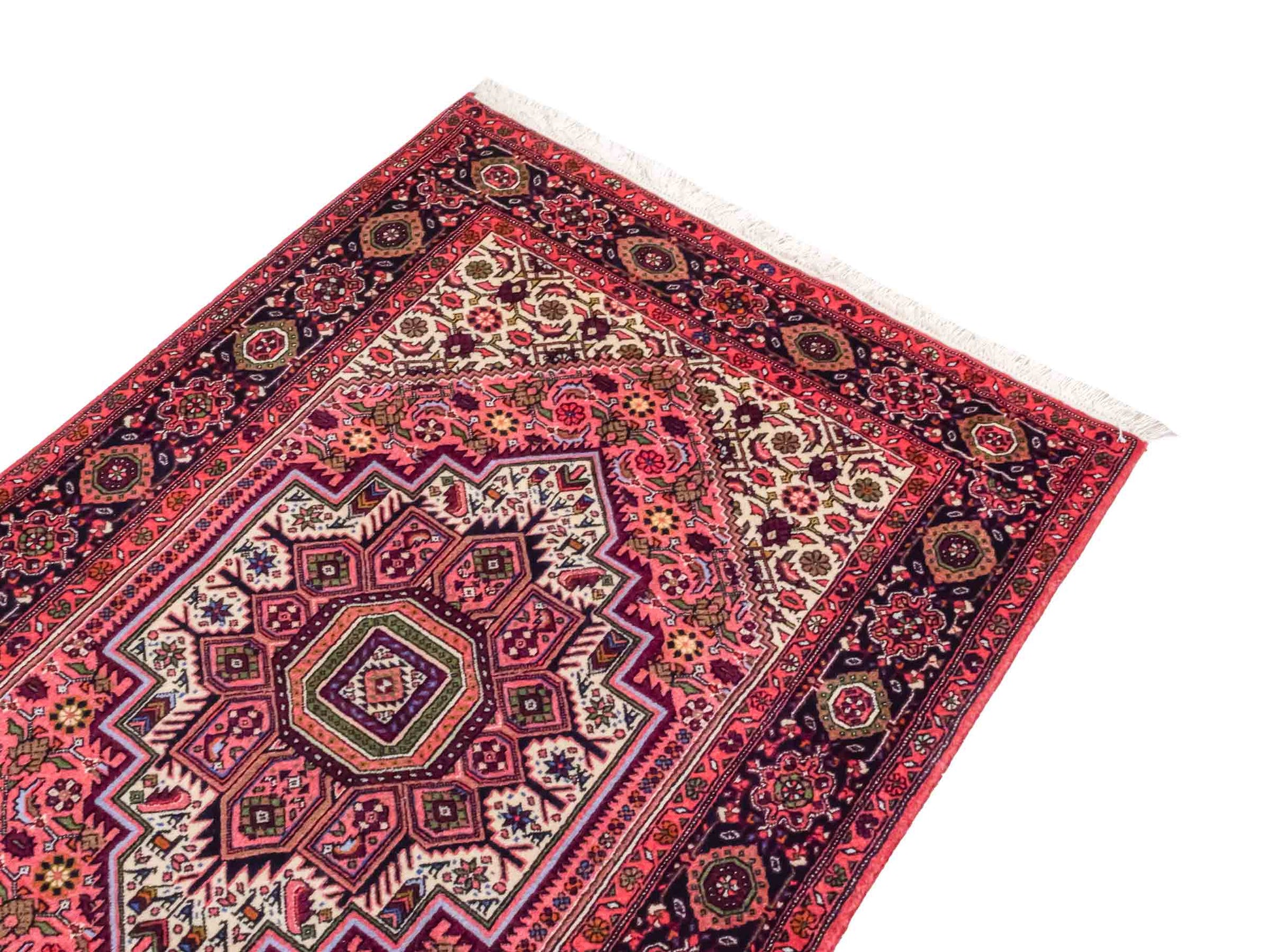 Handgeknüpfter Gholtogh Dorfteppich von Khademi aus Wolle, rot. Feiner, kurdischer Nomadenteppich mit geometrischem Medaillon. Orientteppich, von Hand geknüpft in Iran. Größe: 149 cm x 100 cm. Teppichnummer: SB3-1150 | Jupiter Intl.
