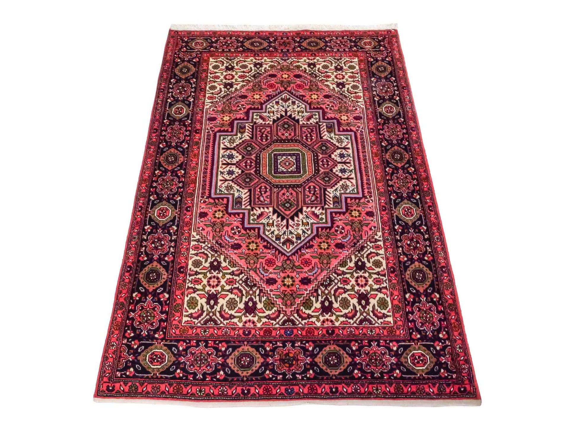 Handgeknüpfter Gholtogh Dorfteppich von Khademi aus Wolle, rot. Feiner, kurdischer Nomadenteppich mit geometrischem Medaillon. Orientteppich, von Hand geknüpft in Iran. Größe: 149 cm x 100 cm. Teppichnummer: SB3-1150 | Jupiter Intl.
