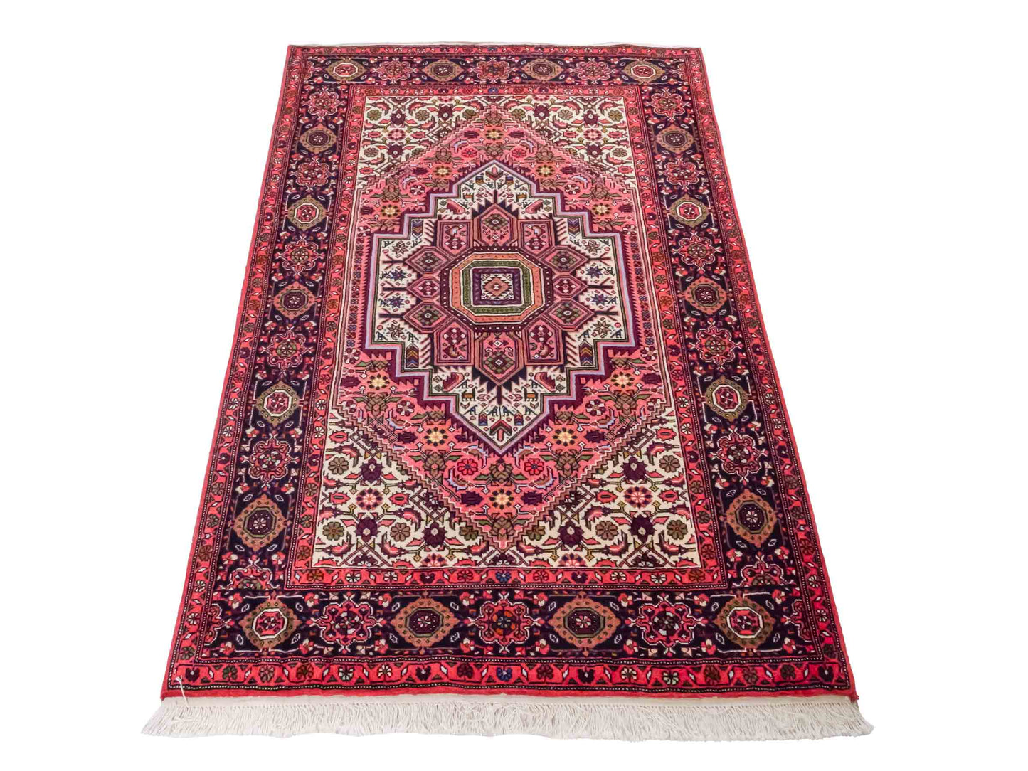 Handgeknüpfter Gholtogh Dorfteppich von Khademi aus Wolle, rot. Feiner, kurdischer Nomadenteppich mit geometrischem Medaillon. Orientteppich, von Hand geknüpft in Iran. Größe: 149 cm x 100 cm. Teppichnummer: SB3-1150 | Jupiter Intl.
