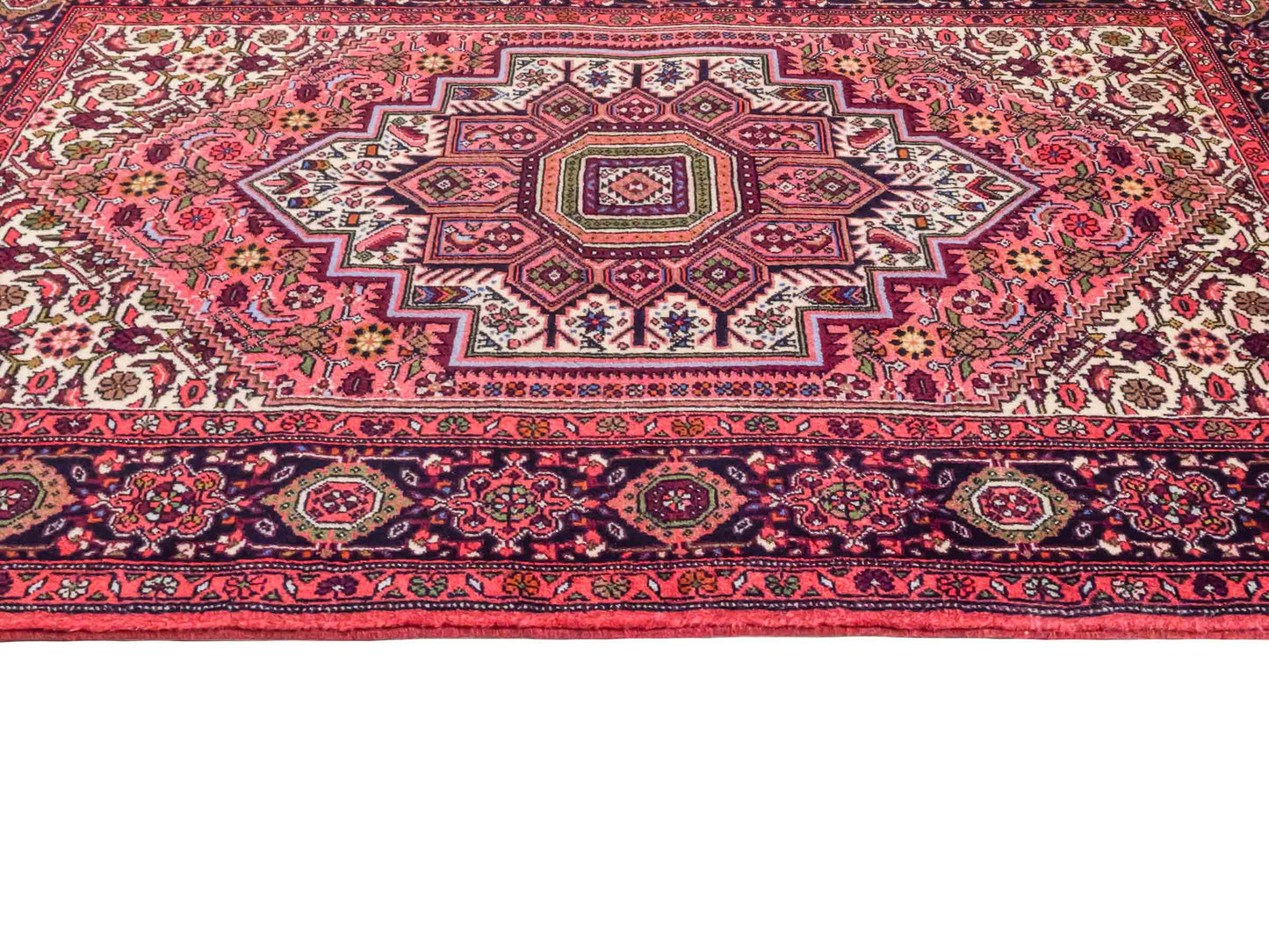 Handgeknüpfter Gholtogh Dorfteppich von Khademi aus Wolle, rot. Feiner, kurdischer Nomadenteppich mit geometrischem Medaillon. Orientteppich, von Hand geknüpft in Iran. Größe: 149 cm x 100 cm. Teppichnummer: SB3-1150 | Jupiter Intl.