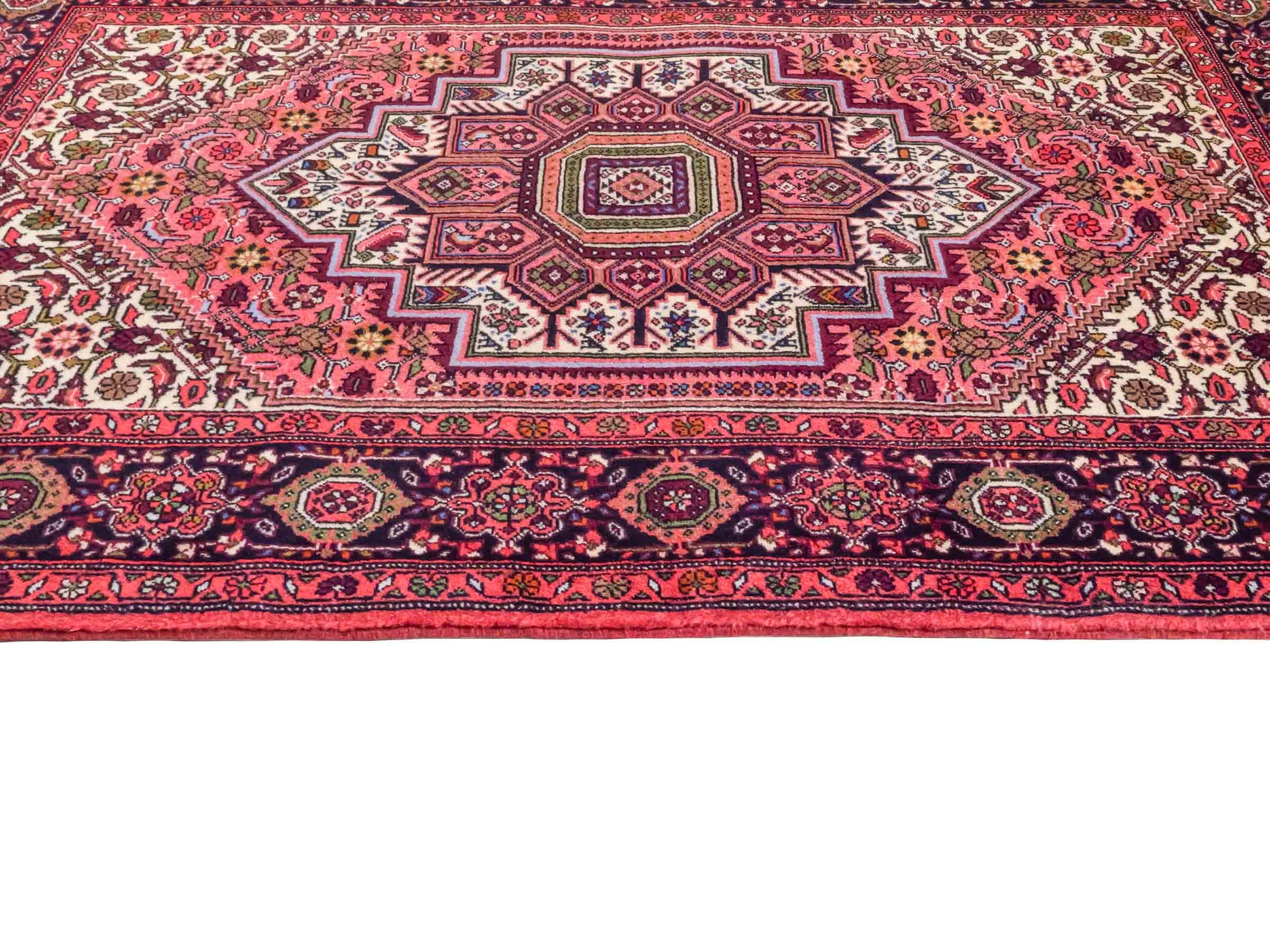 Handgeknüpfter Gholtogh Dorfteppich von Khademi aus Wolle, rot. Feiner, kurdischer Nomadenteppich mit geometrischem Medaillon. Orientteppich, von Hand geknüpft in Iran. Größe: 149 cm x 100 cm. Teppichnummer: SB3-1150 | Jupiter Intl.