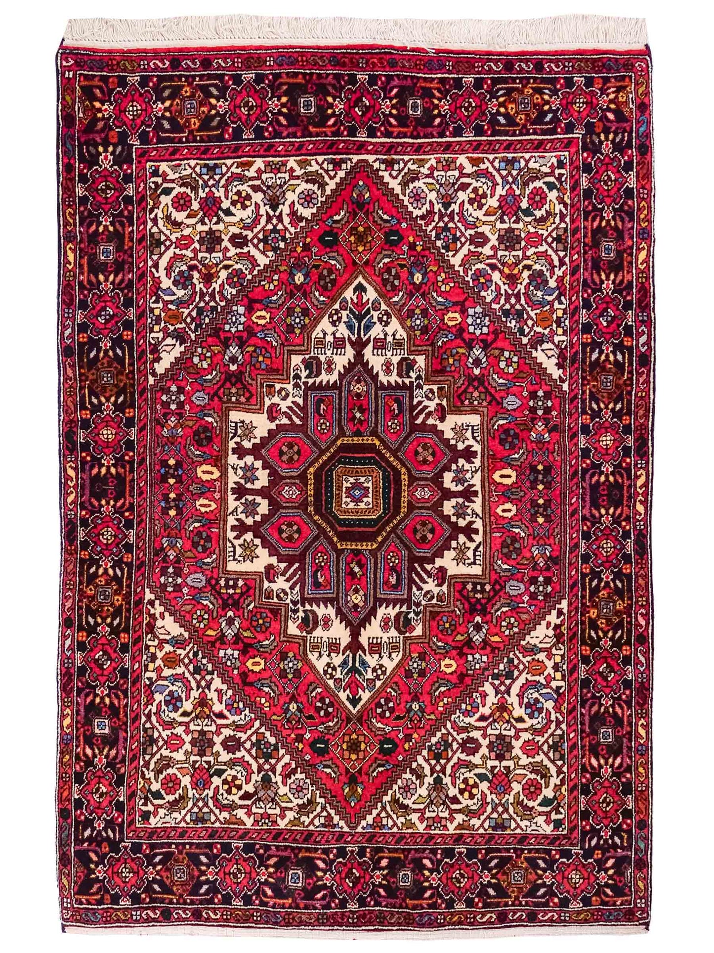 Handgeknüpfter Gholtogh Dorfteppich von Khademi aus Wolle, rot. Feiner, kurdischer Nomadenteppich mit geometrischem Medaillon. Orientteppich, von Hand geknüpft in Iran. Größe: 149 cm x 102 cm. Teppichnummer: SB3-1145 | Jupiter Intl.
