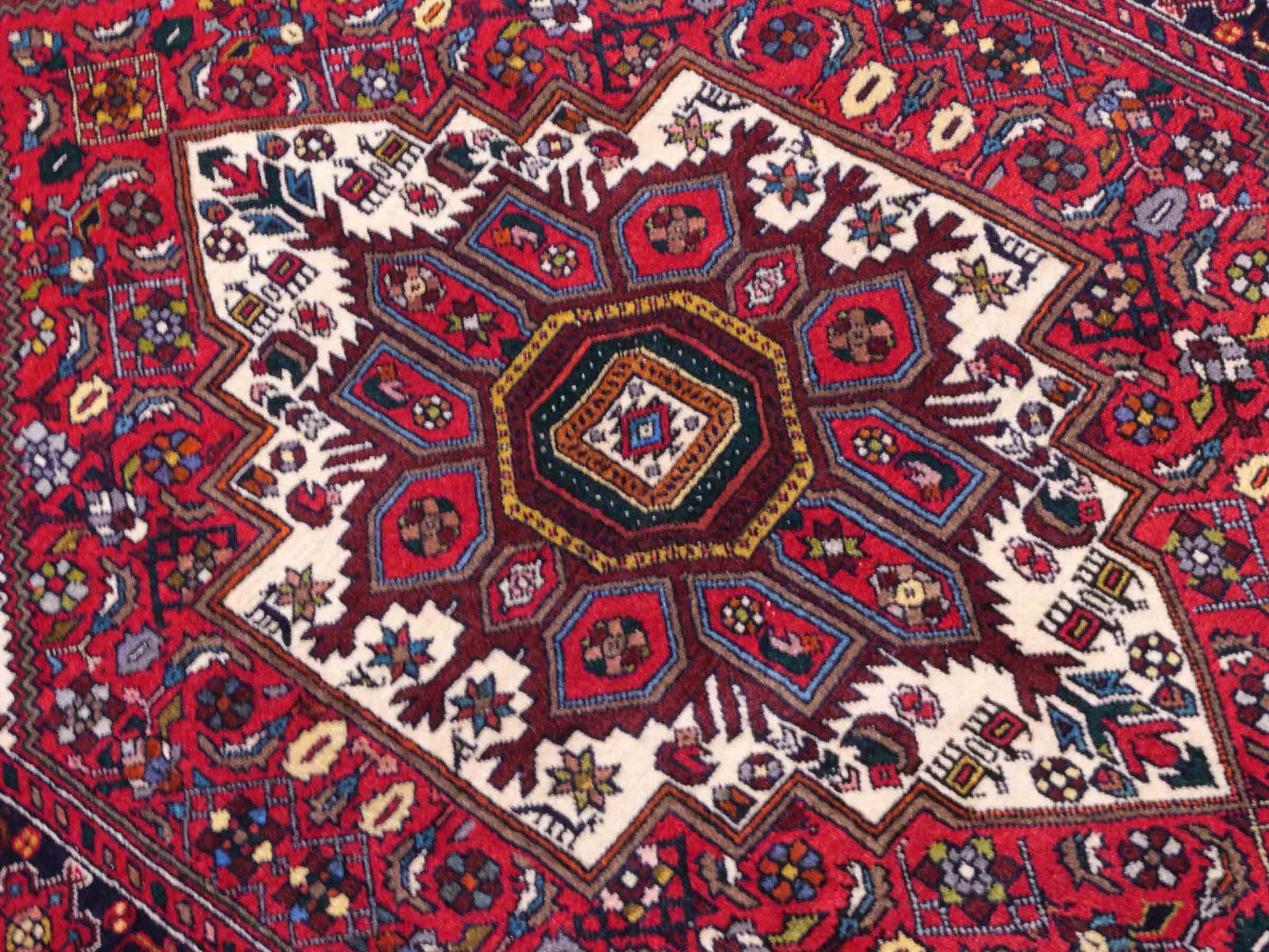 Handgeknüpfter Gholtogh Dorfteppich von Khademi aus Wolle, rot. Feiner, kurdischer Nomadenteppich mit geometrischem Medaillon. Orientteppich, von Hand geknüpft in Iran. Größe: 149 cm x 102 cm. Teppichnummer: SB3-1145 | Jupiter Intl.