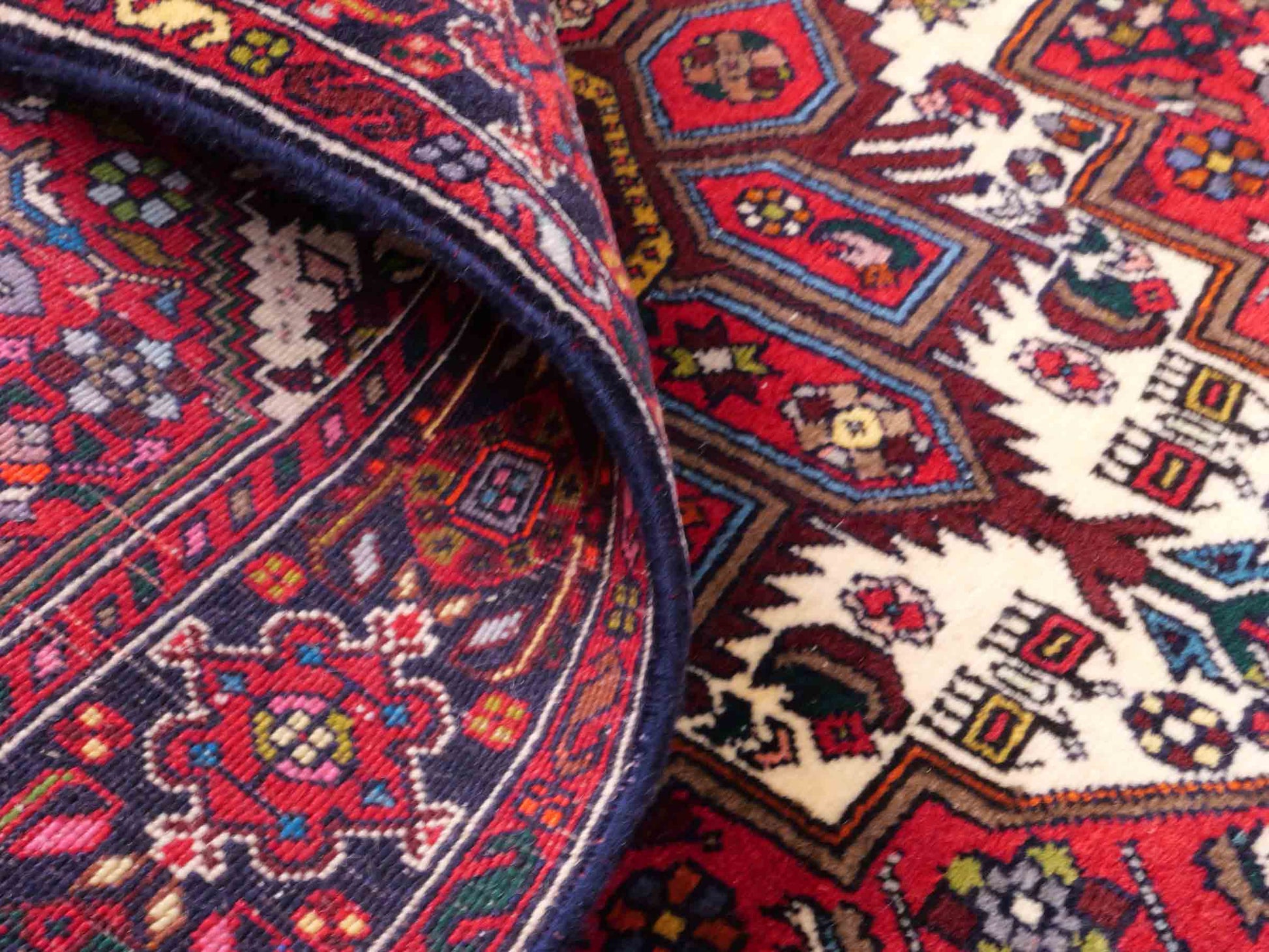 Handgeknüpfter Gholtogh Dorfteppich von Khademi aus Wolle, rot. Feiner, kurdischer Nomadenteppich mit geometrischem Medaillon. Orientteppich, von Hand geknüpft in Iran. Größe: 149 cm x 102 cm. Teppichnummer: SB3-1145 | Jupiter Intl.