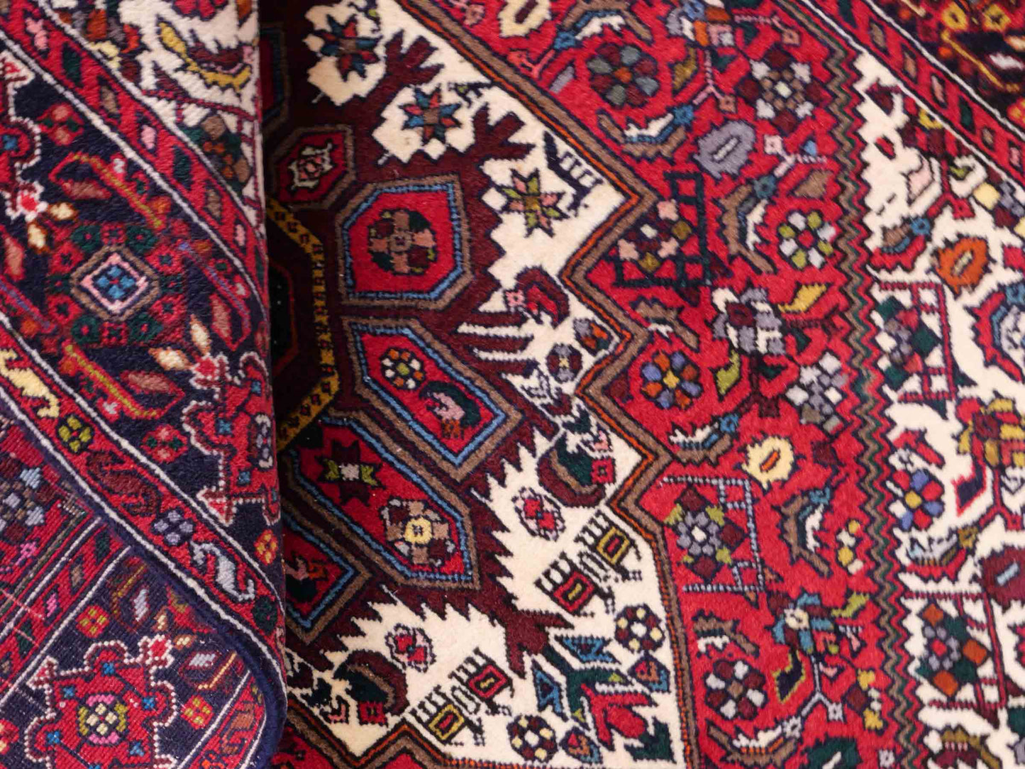 Handgeknüpfter Gholtogh Dorfteppich von Khademi aus Wolle, rot. Feiner, kurdischer Nomadenteppich mit geometrischem Medaillon. Orientteppich, von Hand geknüpft in Iran. Größe: 149 cm x 102 cm. Teppichnummer: SB3-1145 | Jupiter Intl.