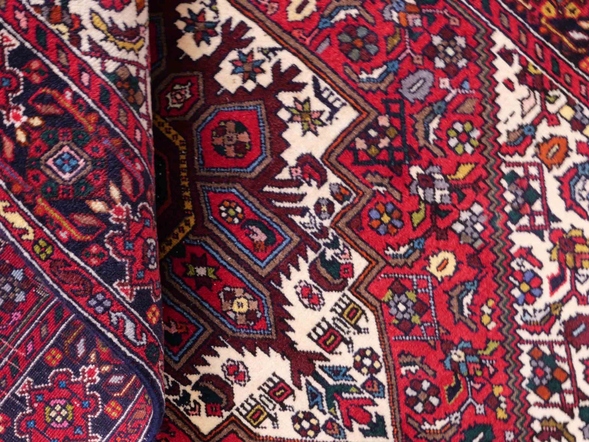 Handgeknüpfter Gholtogh Dorfteppich von Khademi aus Wolle, rot. Feiner, kurdischer Nomadenteppich mit geometrischem Medaillon. Orientteppich, von Hand geknüpft in Iran. Größe: 149 cm x 102 cm. Teppichnummer: SB3-1145 | Jupiter Intl.