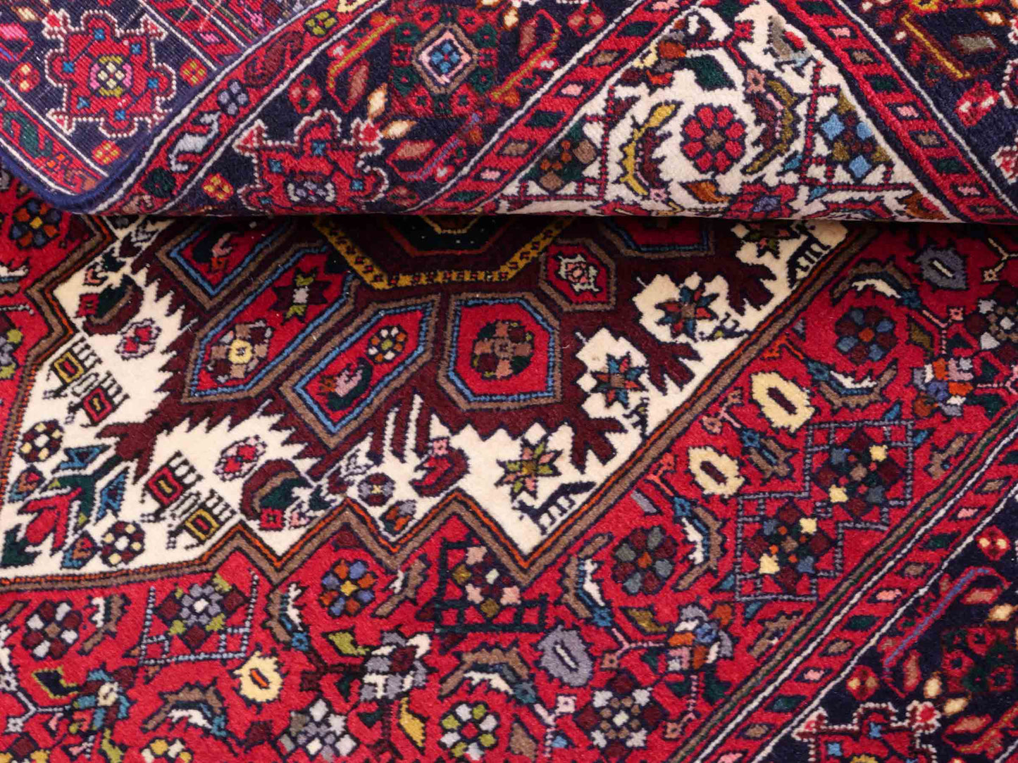 Handgeknüpfter Gholtogh Dorfteppich von Khademi aus Wolle, rot. Feiner, kurdischer Nomadenteppich mit geometrischem Medaillon. Orientteppich, von Hand geknüpft in Iran. Größe: 149 cm x 102 cm. Teppichnummer: SB3-1145 | Jupiter Intl.