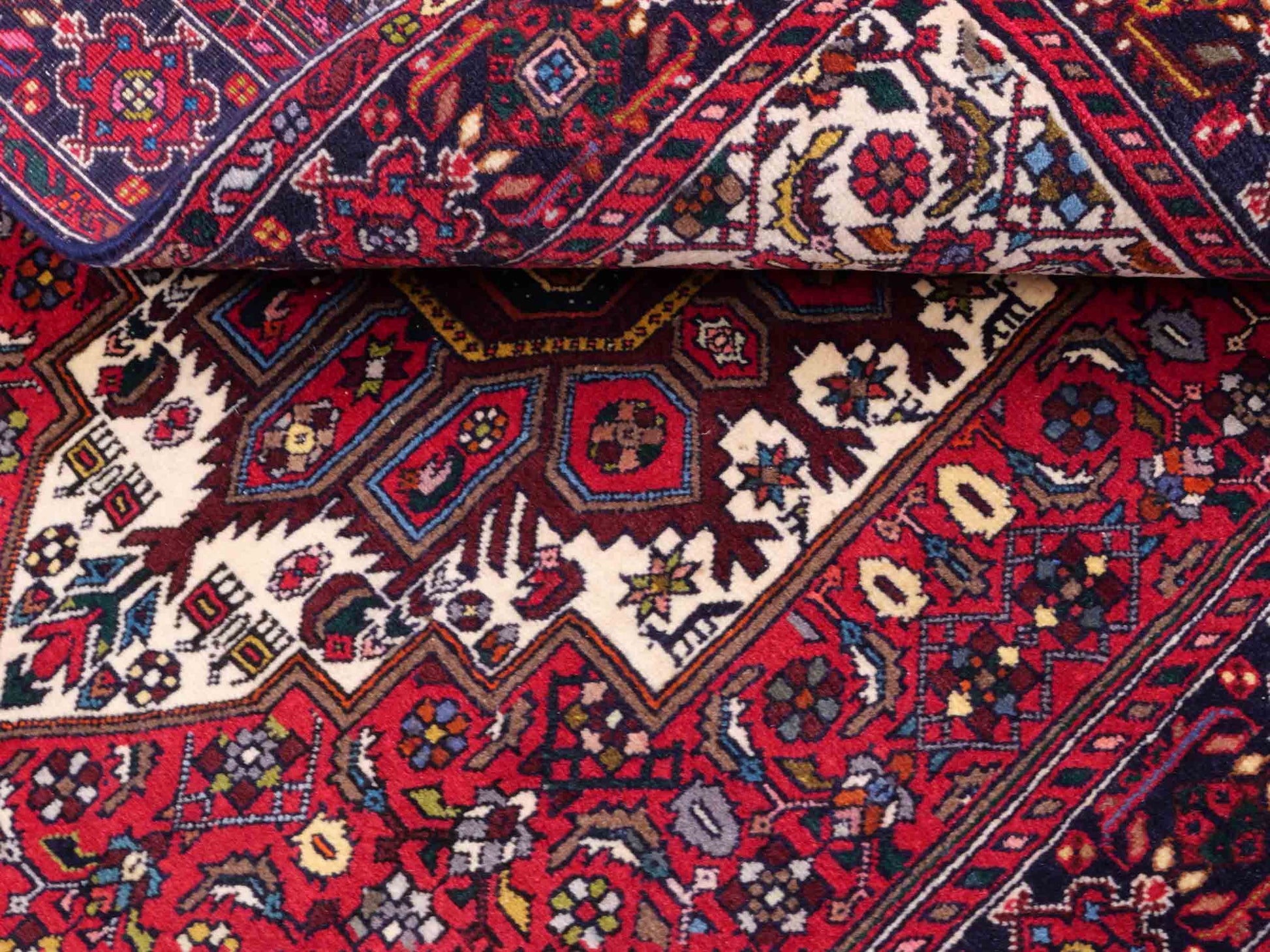 Handgeknüpfter Gholtogh Dorfteppich von Khademi aus Wolle, rot. Feiner, kurdischer Nomadenteppich mit geometrischem Medaillon. Orientteppich, von Hand geknüpft in Iran. Größe: 149 cm x 102 cm. Teppichnummer: SB3-1145 | Jupiter Intl.