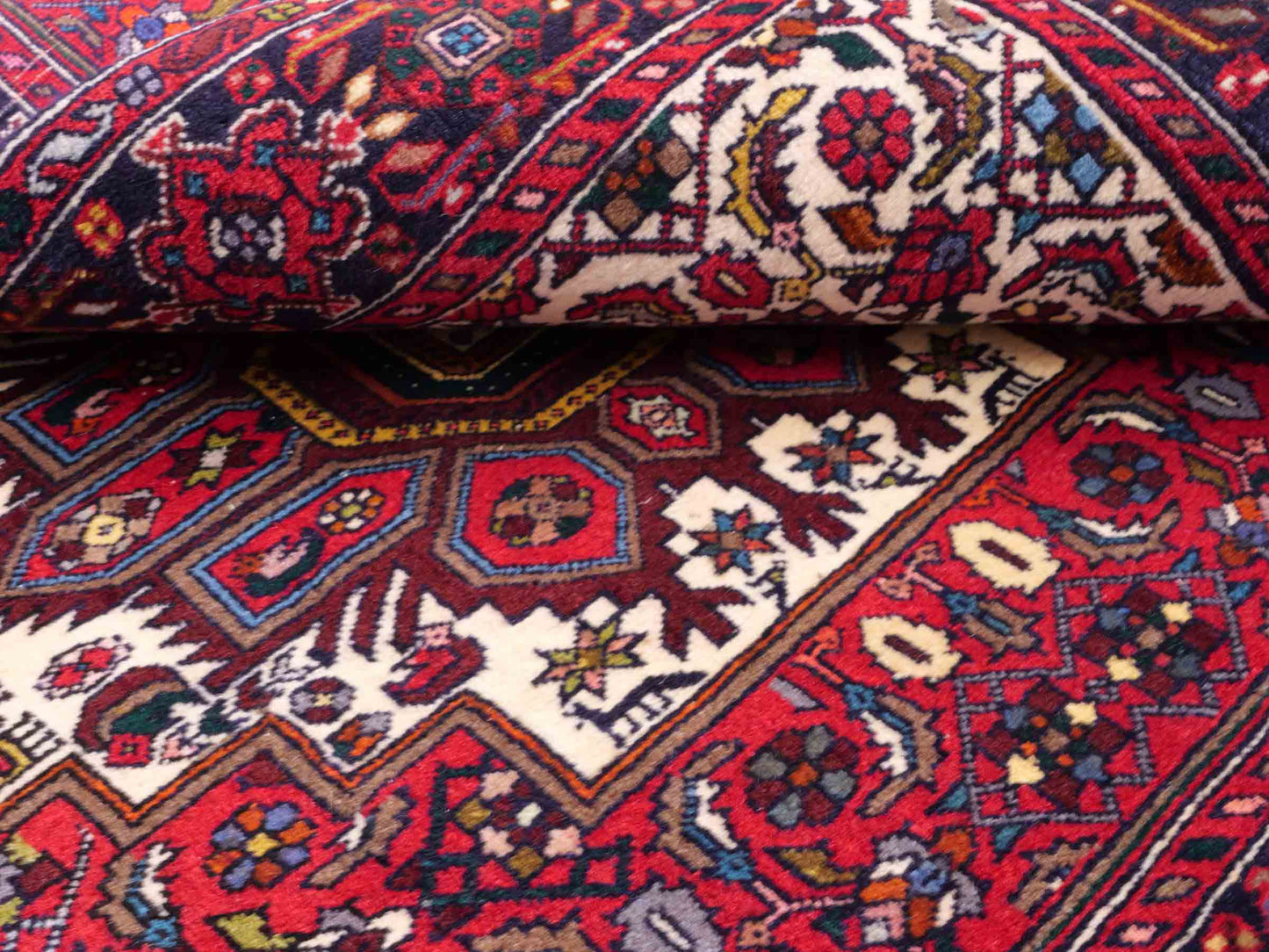Handgeknüpfter Gholtogh Dorfteppich von Khademi aus Wolle, rot. Feiner, kurdischer Nomadenteppich mit geometrischem Medaillon. Orientteppich, von Hand geknüpft in Iran. Größe: 149 cm x 102 cm. Teppichnummer: SB3-1145 | Jupiter Intl.