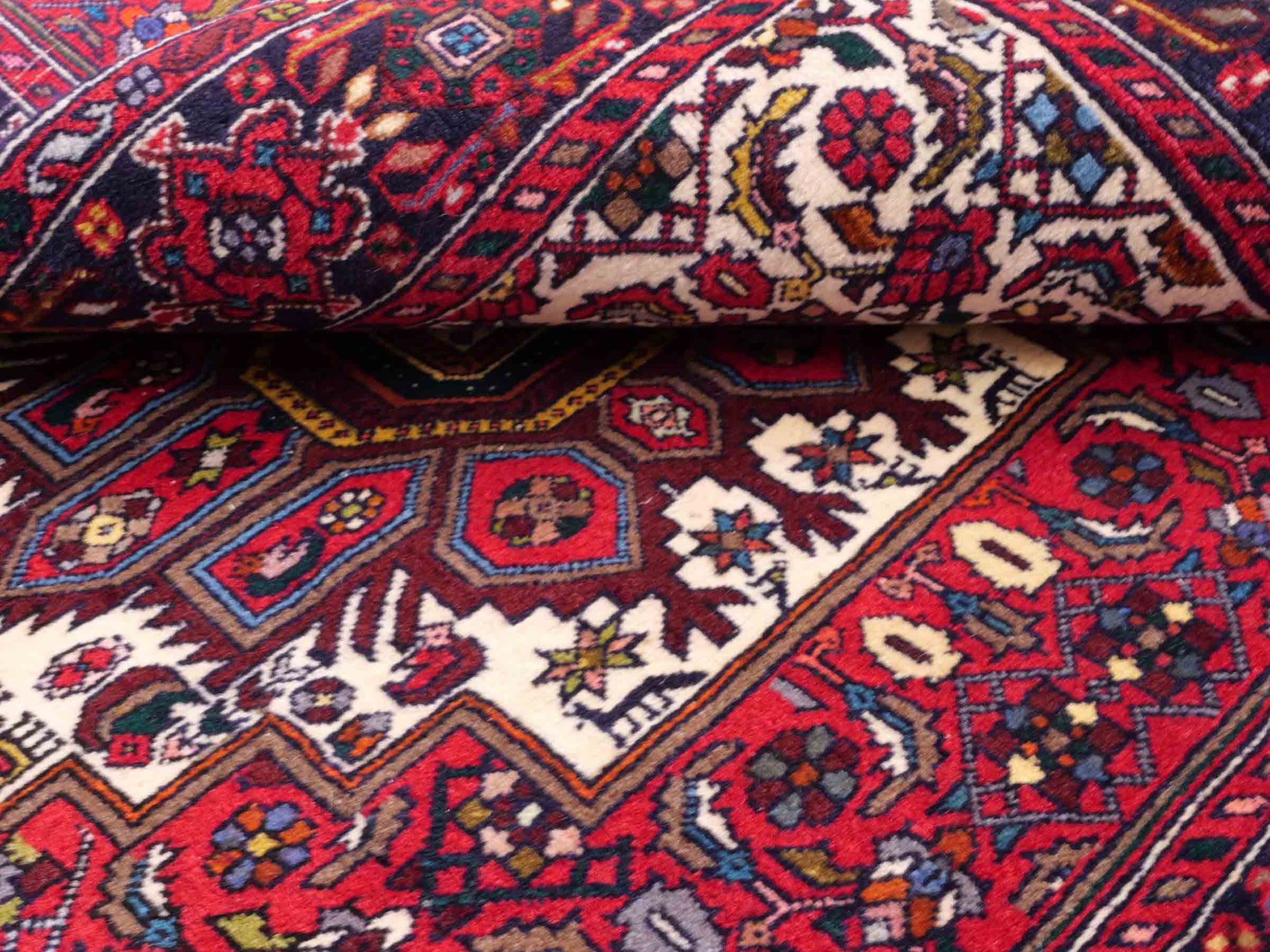 Handgeknüpfter Gholtogh Dorfteppich von Khademi aus Wolle, rot. Feiner, kurdischer Nomadenteppich mit geometrischem Medaillon. Orientteppich, von Hand geknüpft in Iran. Größe: 149 cm x 102 cm. Teppichnummer: SB3-1145 | Jupiter Intl.