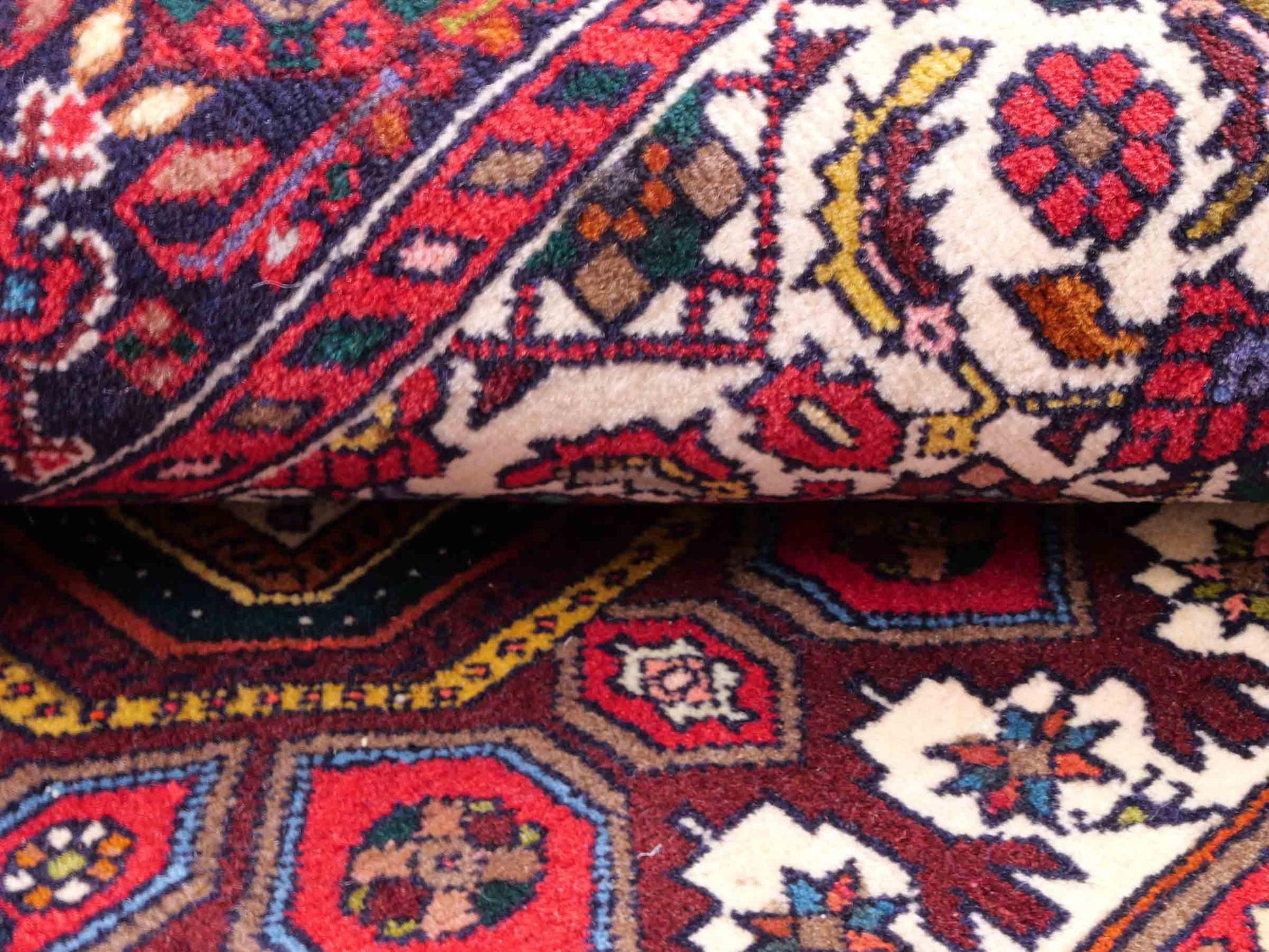 Handgeknüpfter Gholtogh Dorfteppich von Khademi aus Wolle, rot. Feiner, kurdischer Nomadenteppich mit geometrischem Medaillon. Orientteppich, von Hand geknüpft in Iran. Größe: 149 cm x 102 cm. Teppichnummer: SB3-1145 | Jupiter Intl.