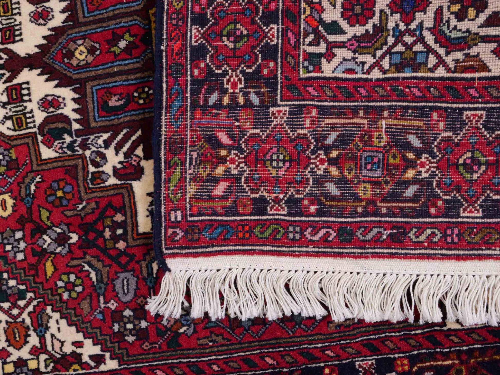 Handgeknüpfter Gholtogh Dorfteppich von Khademi aus Wolle, rot. Feiner, kurdischer Nomadenteppich mit geometrischem Medaillon. Orientteppich, von Hand geknüpft in Iran. Größe: 149 cm x 102 cm. Teppichnummer: SB3-1145 | Jupiter Intl.
