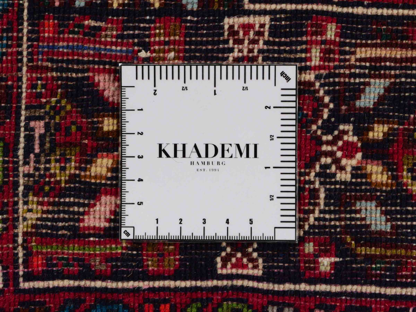 Handgeknüpfter Gholtogh Dorfteppich von Khademi aus Wolle, rot. Feiner, kurdischer Nomadenteppich mit geometrischem Medaillon. Orientteppich, von Hand geknüpft in Iran. Größe: 149 cm x 102 cm. Teppichnummer: SB3-1145 | Jupiter Intl.