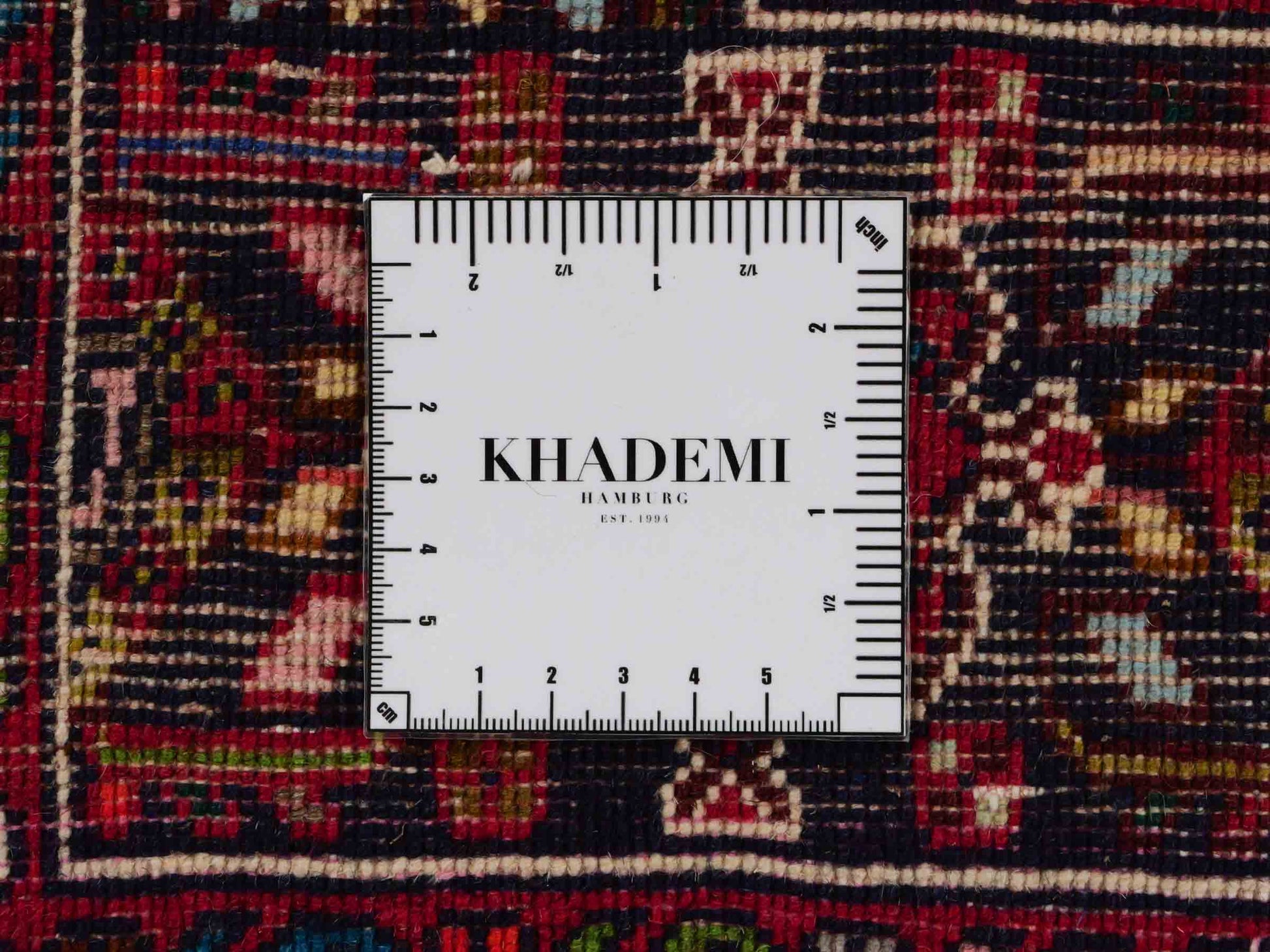 Handgeknüpfter Gholtogh Dorfteppich von Khademi aus Wolle, rot. Feiner, kurdischer Nomadenteppich mit geometrischem Medaillon. Orientteppich, von Hand geknüpft in Iran. Größe: 149 cm x 102 cm. Teppichnummer: SB3-1145 | Jupiter Intl.