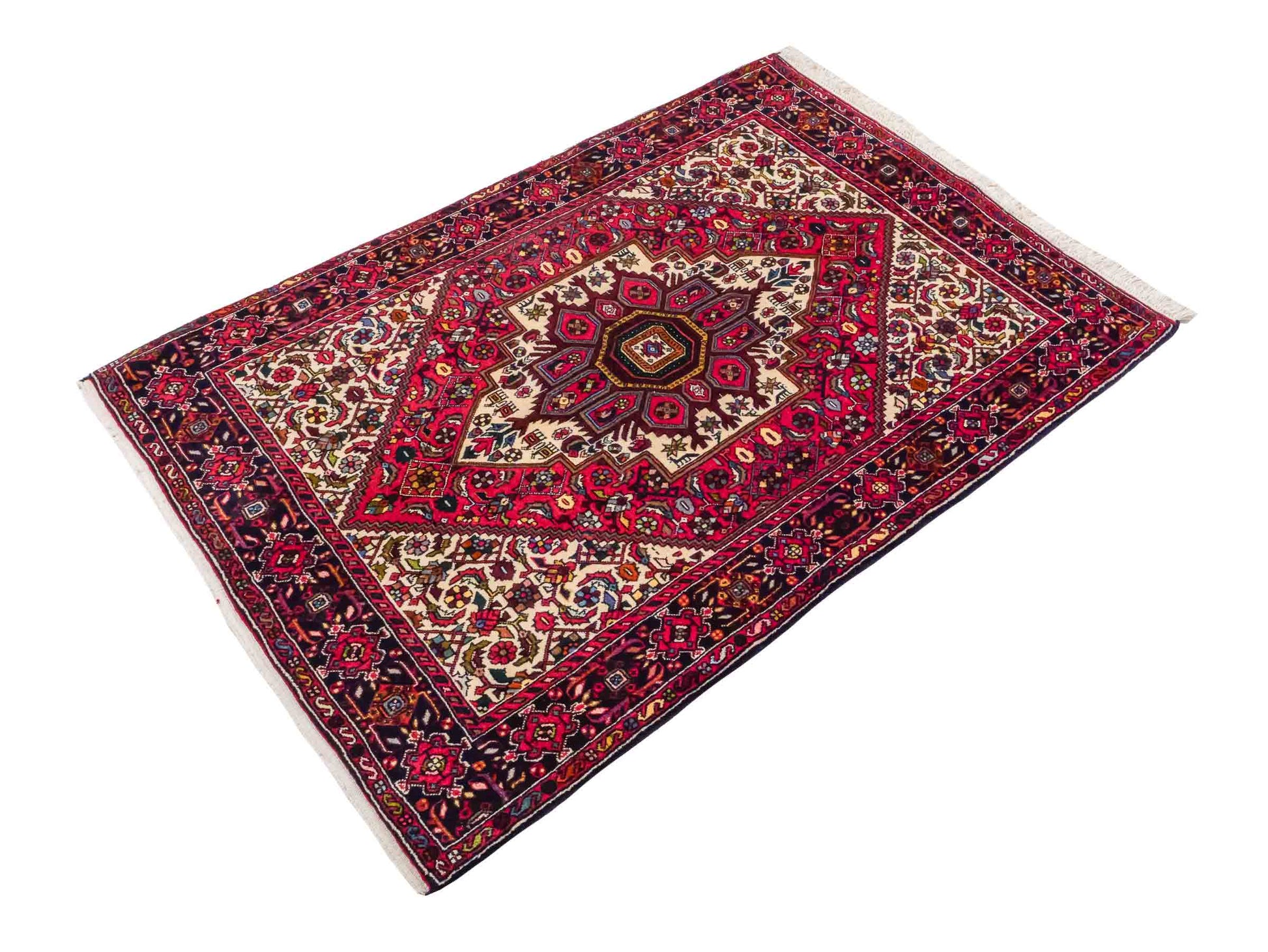 Handgeknüpfter Gholtogh Dorfteppich von Khademi aus Wolle, rot. Feiner, kurdischer Nomadenteppich mit geometrischem Medaillon. Orientteppich, von Hand geknüpft in Iran. Größe: 149 cm x 102 cm. Teppichnummer: SB3-1145 | Jupiter Intl.