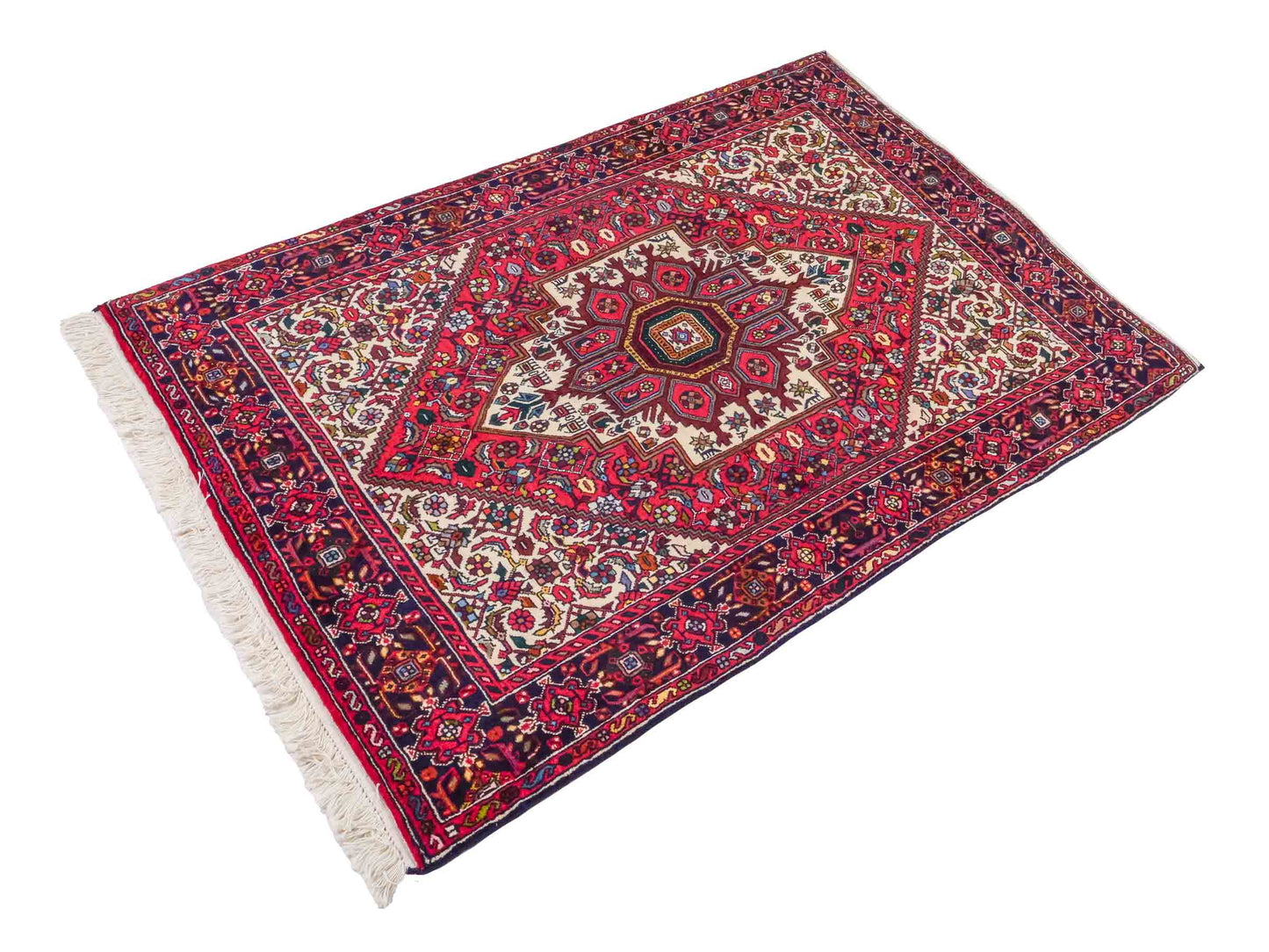 Handgeknüpfter Gholtogh Dorfteppich von Khademi aus Wolle, rot. Feiner, kurdischer Nomadenteppich mit geometrischem Medaillon. Orientteppich, von Hand geknüpft in Iran. Größe: 149 cm x 102 cm. Teppichnummer: SB3-1145 | Jupiter Intl.