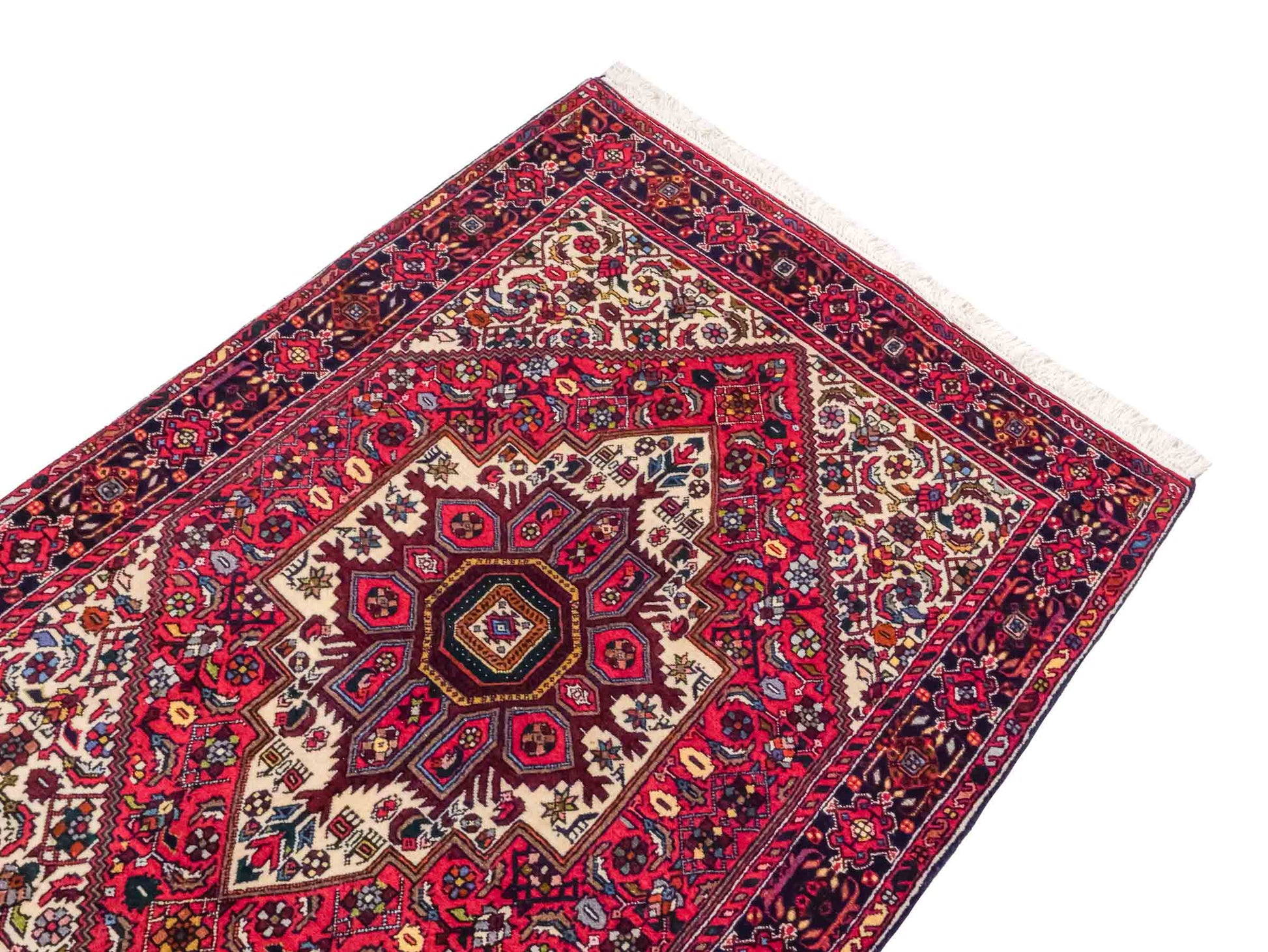 Handgeknüpfter Gholtogh Dorfteppich von Khademi aus Wolle, rot. Feiner, kurdischer Nomadenteppich mit geometrischem Medaillon. Orientteppich, von Hand geknüpft in Iran. Größe: 149 cm x 102 cm. Teppichnummer: SB3-1145 | Jupiter Intl.