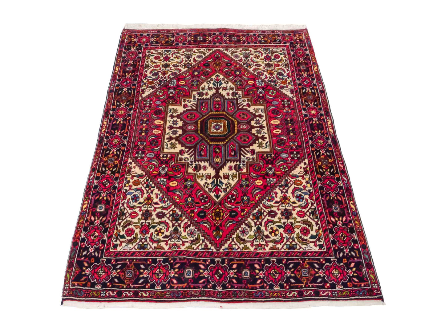 Handgeknüpfter Gholtogh Dorfteppich von Khademi aus Wolle, rot. Feiner, kurdischer Nomadenteppich mit geometrischem Medaillon. Orientteppich, von Hand geknüpft in Iran. Größe: 149 cm x 102 cm. Teppichnummer: SB3-1145 | Jupiter Intl.