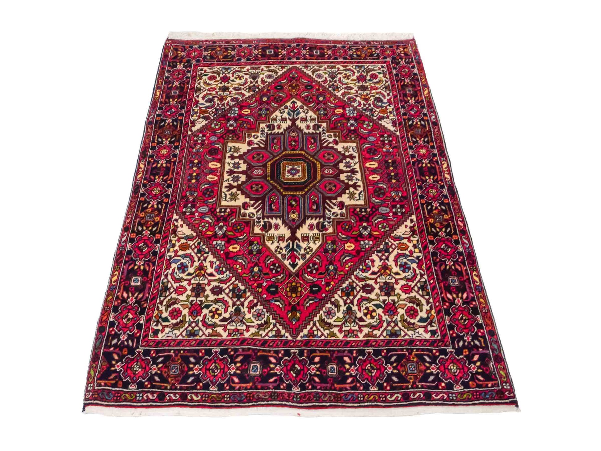 Handgeknüpfter Gholtogh Dorfteppich von Khademi aus Wolle, rot. Feiner, kurdischer Nomadenteppich mit geometrischem Medaillon. Orientteppich, von Hand geknüpft in Iran. Größe: 149 cm x 102 cm. Teppichnummer: SB3-1145 | Jupiter Intl.