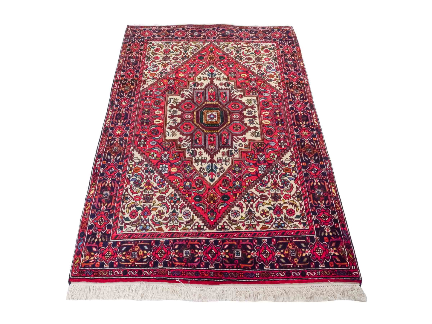Handgeknüpfter Gholtogh Dorfteppich von Khademi aus Wolle, rot. Feiner, kurdischer Nomadenteppich mit geometrischem Medaillon. Orientteppich, von Hand geknüpft in Iran. Größe: 149 cm x 102 cm. Teppichnummer: SB3-1145 | Jupiter Intl.
