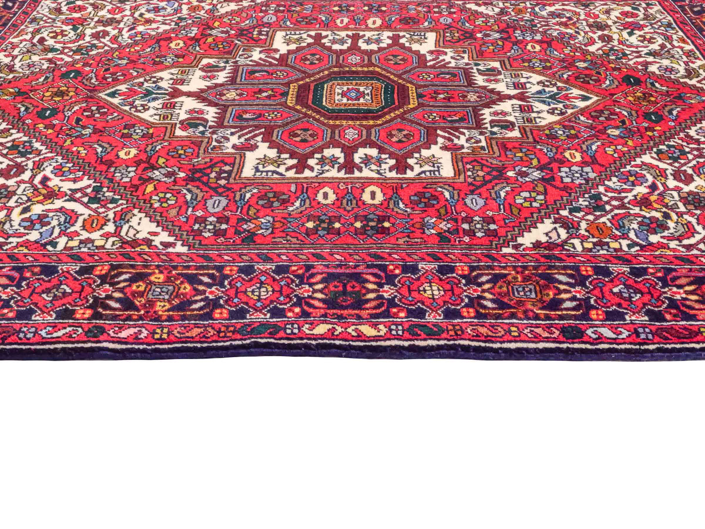 Handgeknüpfter Gholtogh Dorfteppich von Khademi aus Wolle, rot. Feiner, kurdischer Nomadenteppich mit geometrischem Medaillon. Orientteppich, von Hand geknüpft in Iran. Größe: 149 cm x 102 cm. Teppichnummer: SB3-1145 | Jupiter Intl.