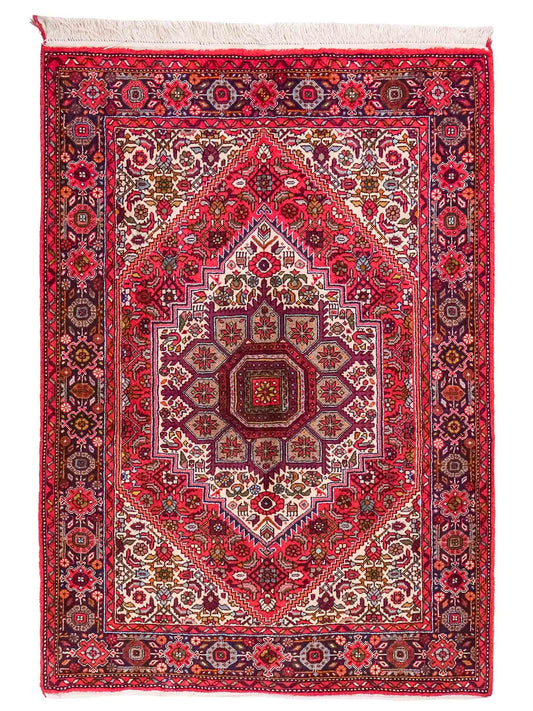 Handgeknüpfter Gholtogh Dorfteppich von Khademi aus Wolle, rot. Feiner, kurdischer Nomadenteppich mit geometrischem Medaillon. Orientteppich, von Hand geknüpft in Iran. Größe: 149 cm x 106 cm. Teppichnummer: SB3-1158 | Jupiter Intl.