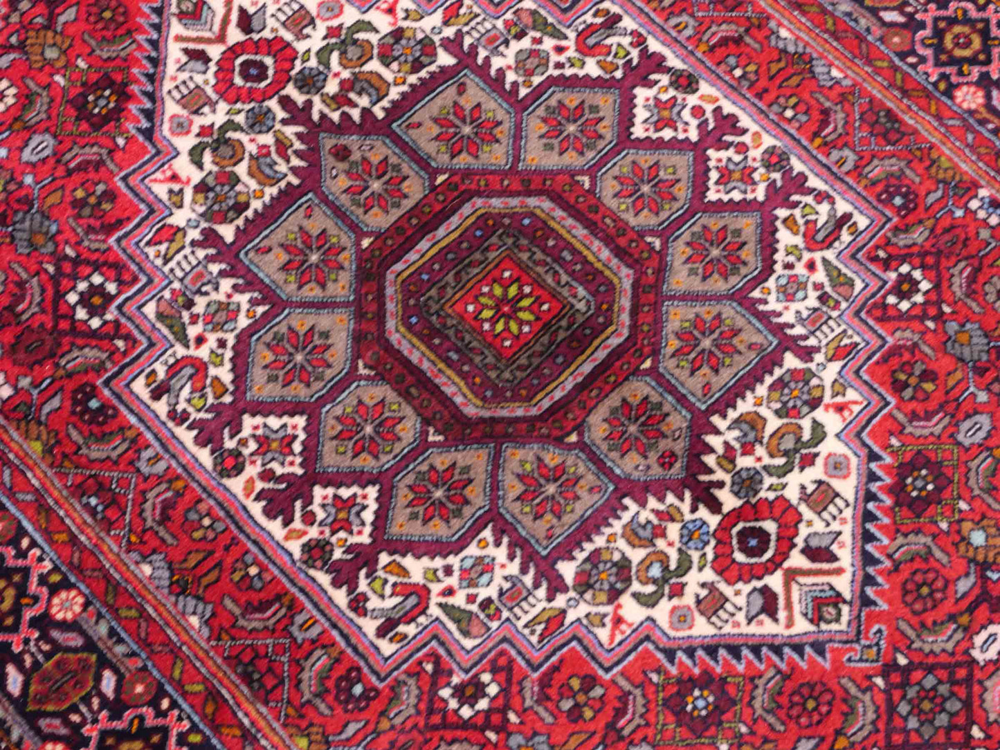 Handgeknüpfter Gholtogh Dorfteppich von Khademi aus Wolle, rot. Feiner, kurdischer Nomadenteppich mit geometrischem Medaillon. Orientteppich, von Hand geknüpft in Iran. Größe: 149 cm x 106 cm. Teppichnummer: SB3-1158 | Jupiter Intl.