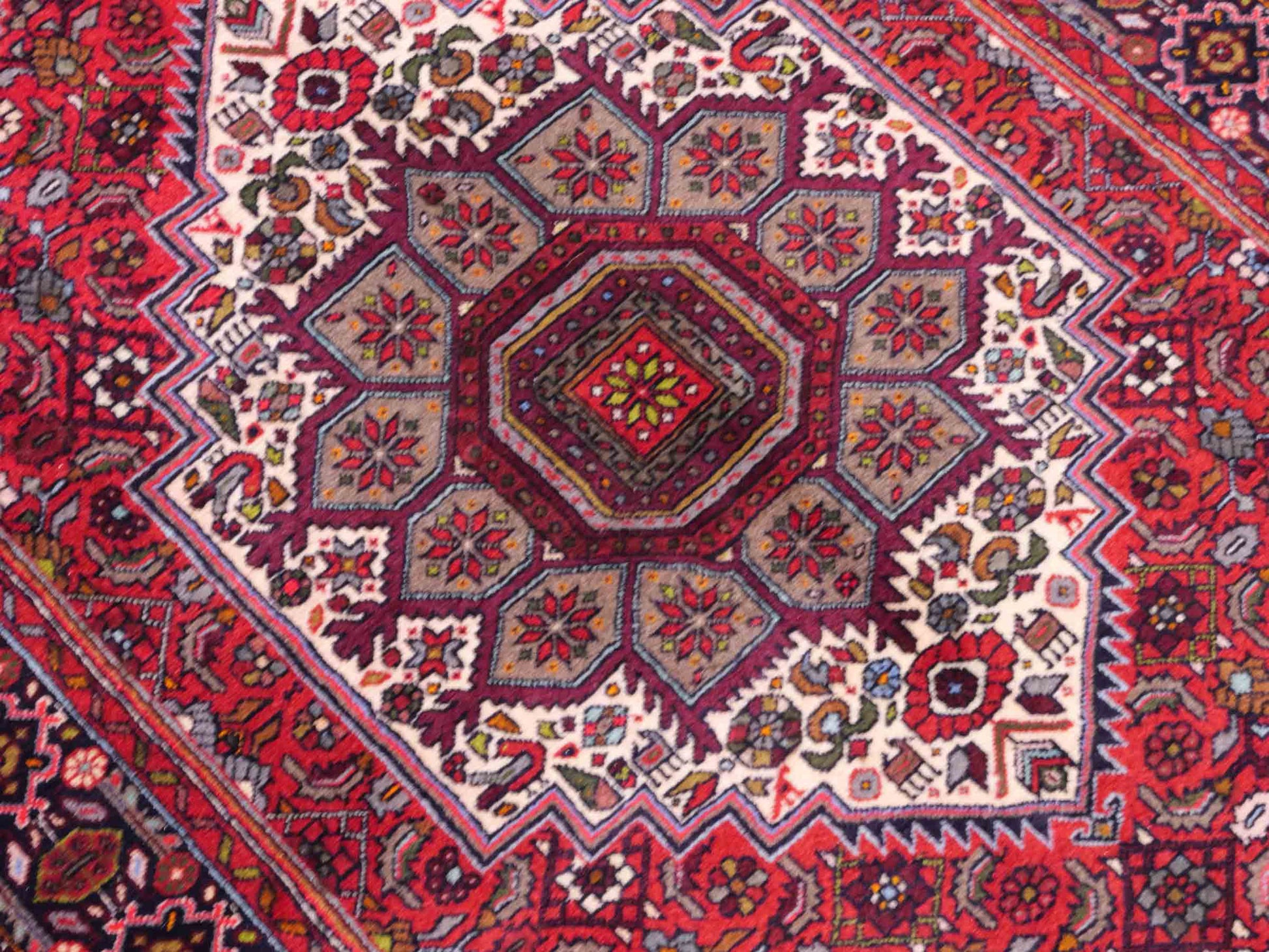 Handgeknüpfter Gholtogh Dorfteppich von Khademi aus Wolle, rot. Feiner, kurdischer Nomadenteppich mit geometrischem Medaillon. Orientteppich, von Hand geknüpft in Iran. Größe: 149 cm x 106 cm. Teppichnummer: SB3-1158 | Jupiter Intl.
