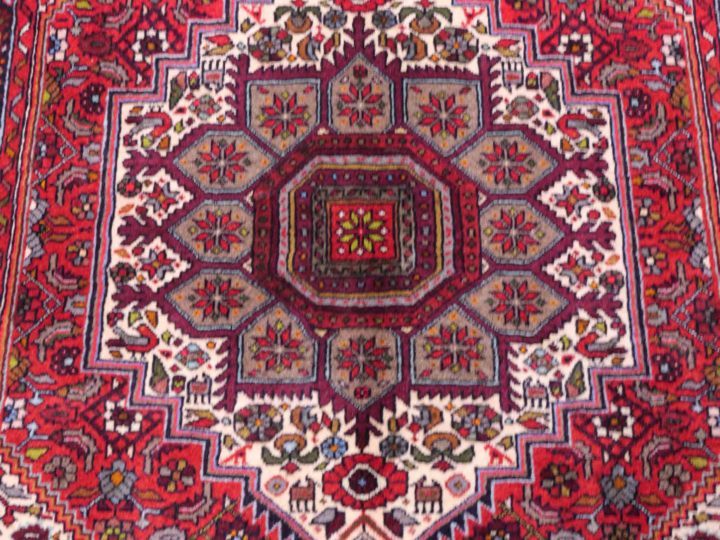 Handgeknüpfter Gholtogh Dorfteppich von Khademi aus Wolle, rot. Feiner, kurdischer Nomadenteppich mit geometrischem Medaillon. Orientteppich, von Hand geknüpft in Iran. Größe: 149 cm x 106 cm. Teppichnummer: SB3-1158 | Jupiter Intl.