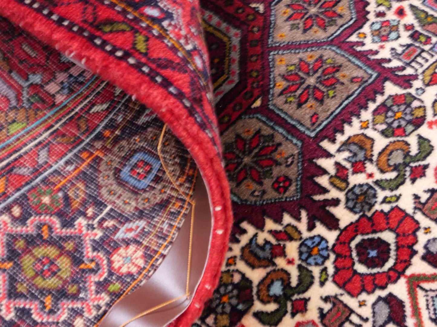 Handgeknüpfter Gholtogh Dorfteppich von Khademi aus Wolle, rot. Feiner, kurdischer Nomadenteppich mit geometrischem Medaillon. Orientteppich, von Hand geknüpft in Iran. Größe: 149 cm x 106 cm. Teppichnummer: SB3-1158 | Jupiter Intl.