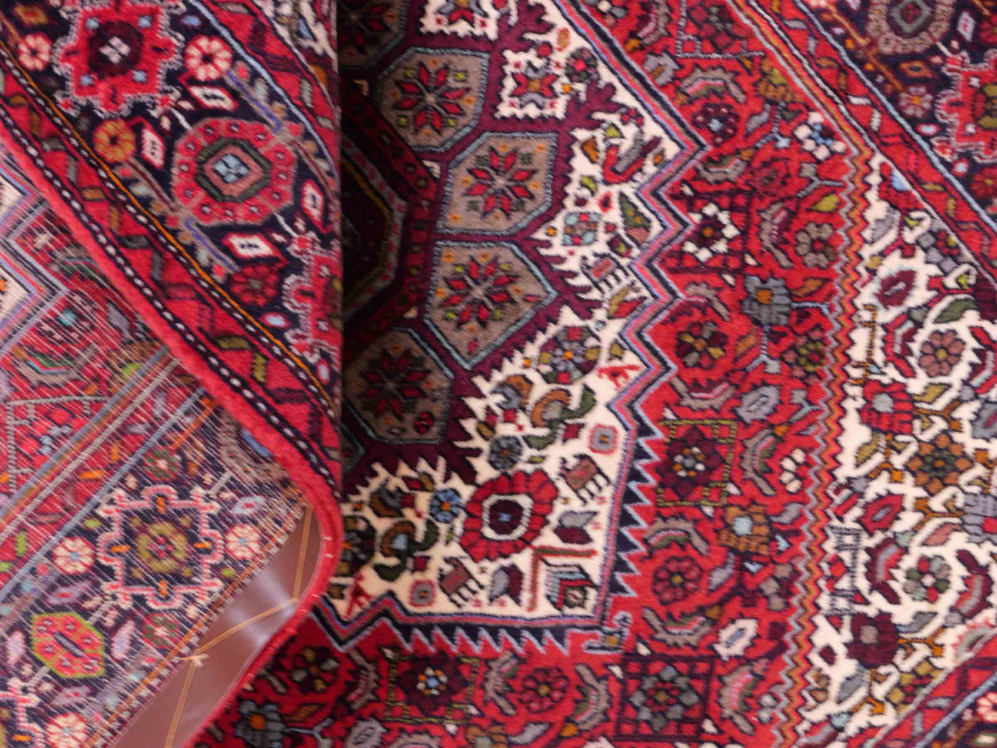 Handgeknüpfter Gholtogh Dorfteppich von Khademi aus Wolle, rot. Feiner, kurdischer Nomadenteppich mit geometrischem Medaillon. Orientteppich, von Hand geknüpft in Iran. Größe: 149 cm x 106 cm. Teppichnummer: SB3-1158 | Jupiter Intl.