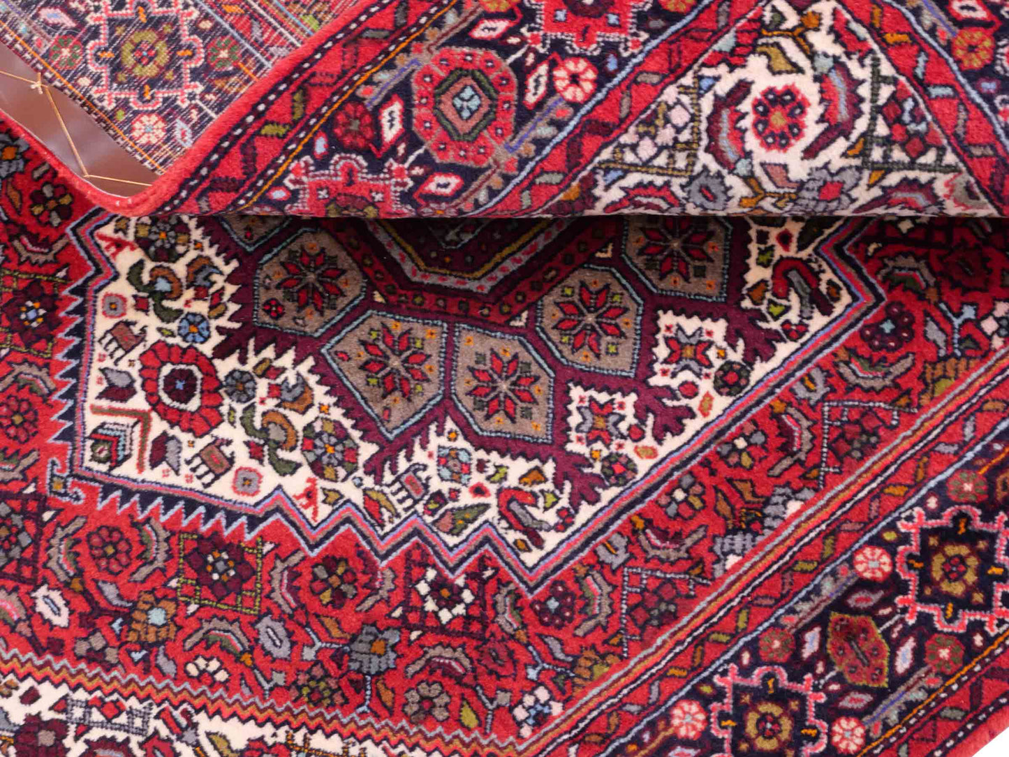 Handgeknüpfter Gholtogh Dorfteppich von Khademi aus Wolle, rot. Feiner, kurdischer Nomadenteppich mit geometrischem Medaillon. Orientteppich, von Hand geknüpft in Iran. Größe: 149 cm x 106 cm. Teppichnummer: SB3-1158 | Jupiter Intl.