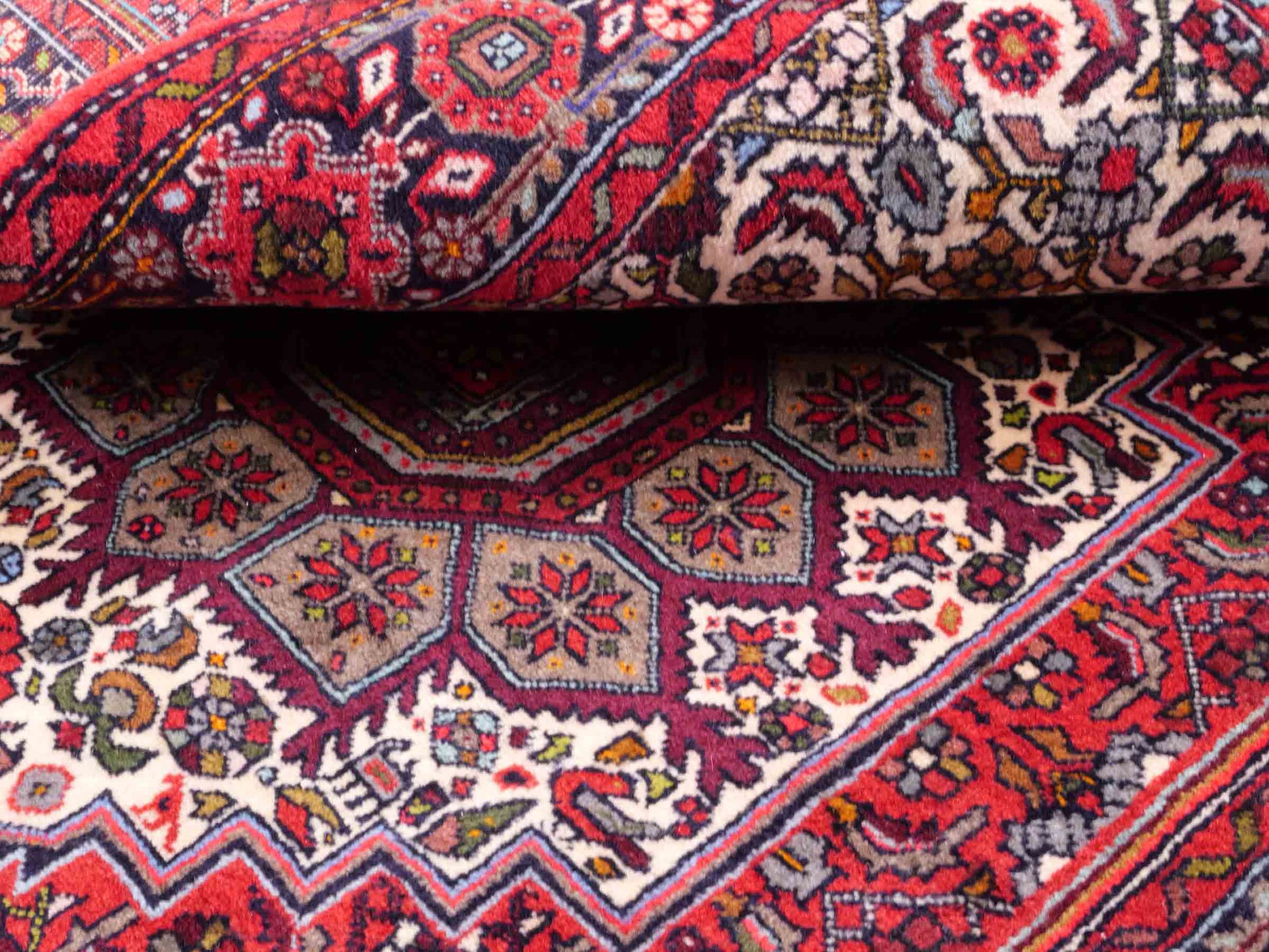 Handgeknüpfter Gholtogh Dorfteppich von Khademi aus Wolle, rot. Feiner, kurdischer Nomadenteppich mit geometrischem Medaillon. Orientteppich, von Hand geknüpft in Iran. Größe: 149 cm x 106 cm. Teppichnummer: SB3-1158 | Jupiter Intl.