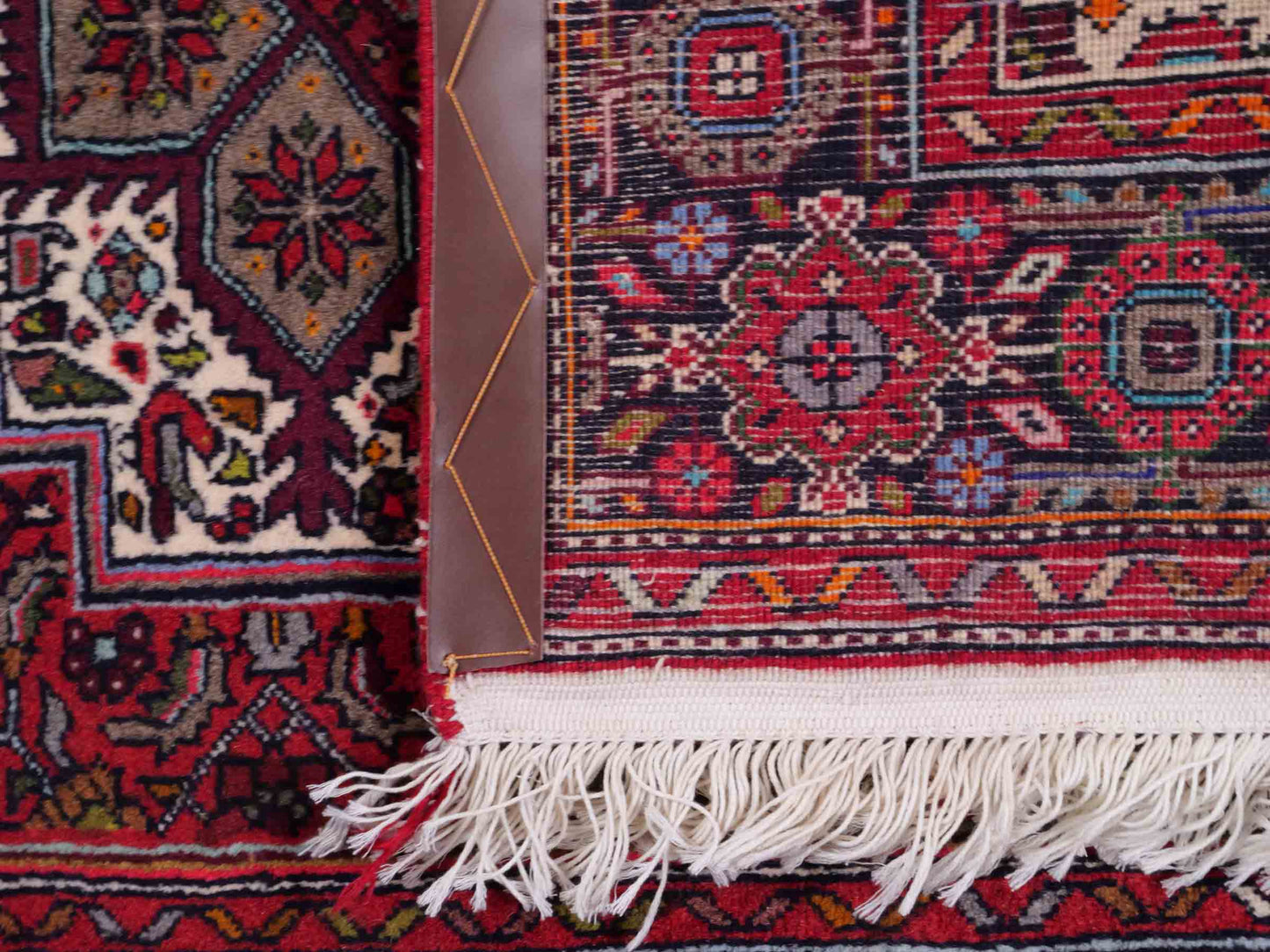 Handgeknüpfter Gholtogh Dorfteppich von Khademi aus Wolle, rot. Feiner, kurdischer Nomadenteppich mit geometrischem Medaillon. Orientteppich, von Hand geknüpft in Iran. Größe: 149 cm x 106 cm. Teppichnummer: SB3-1158 | Jupiter Intl.