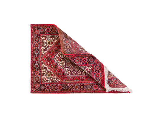 Handgeknüpfter Gholtogh Dorfteppich von Khademi aus Wolle, rot. Feiner, kurdischer Nomadenteppich mit geometrischem Medaillon. Orientteppich, von Hand geknüpft in Iran. Größe: 149 cm x 106 cm. Teppichnummer: SB3-1158 | Jupiter Intl.