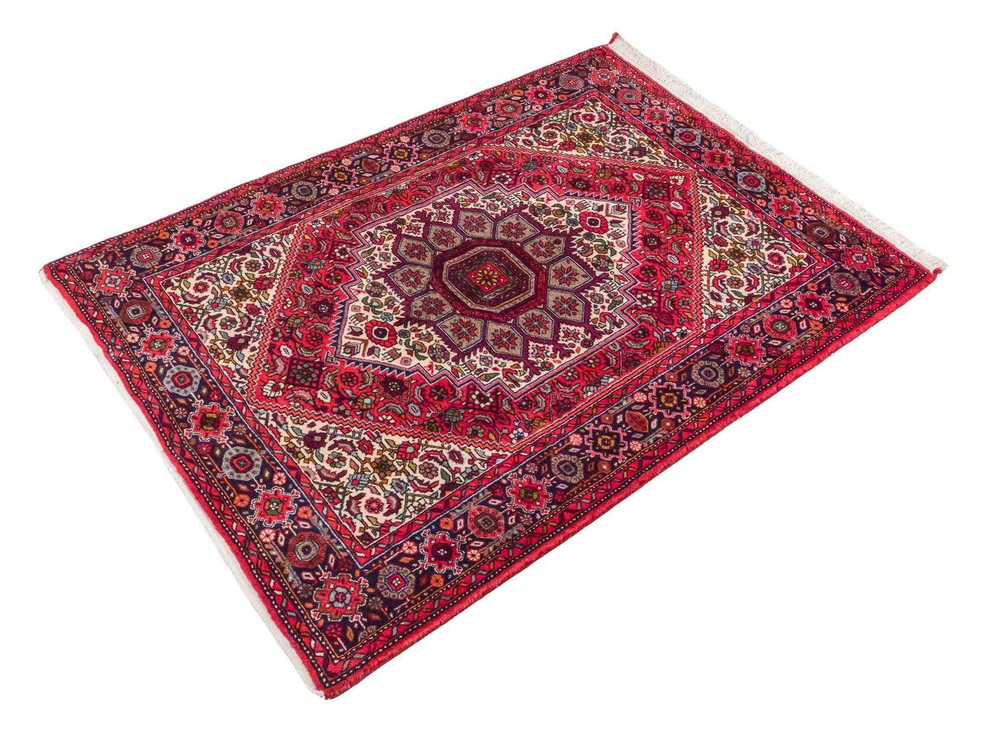 Handgeknüpfter Gholtogh Dorfteppich von Khademi aus Wolle, rot. Feiner, kurdischer Nomadenteppich mit geometrischem Medaillon. Orientteppich, von Hand geknüpft in Iran. Größe: 149 cm x 106 cm. Teppichnummer: SB3-1158 | Jupiter Intl.