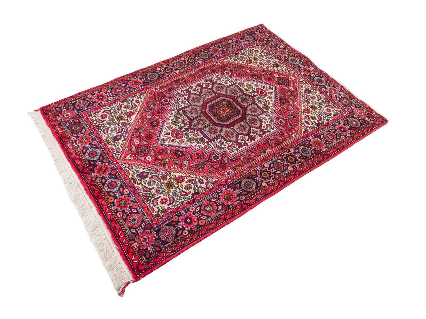 Handgeknüpfter Gholtogh Dorfteppich von Khademi aus Wolle, rot. Feiner, kurdischer Nomadenteppich mit geometrischem Medaillon. Orientteppich, von Hand geknüpft in Iran. Größe: 149 cm x 106 cm. Teppichnummer: SB3-1158 | Jupiter Intl.