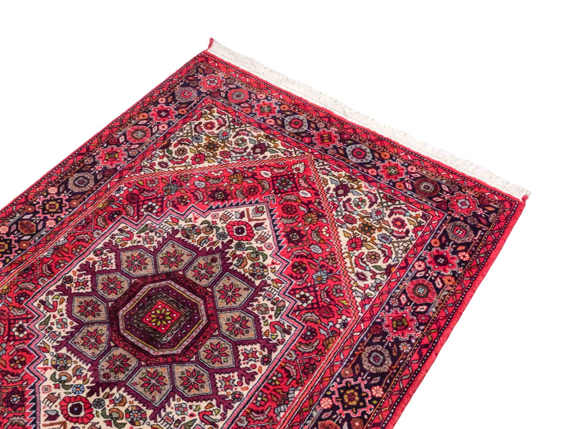 Handgeknüpfter Gholtogh Dorfteppich von Khademi aus Wolle, rot. Feiner, kurdischer Nomadenteppich mit geometrischem Medaillon. Orientteppich, von Hand geknüpft in Iran. Größe: 149 cm x 106 cm. Teppichnummer: SB3-1158 | Jupiter Intl.