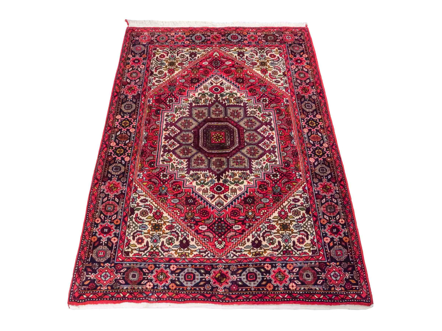 Handgeknüpfter Gholtogh Dorfteppich von Khademi aus Wolle, rot. Feiner, kurdischer Nomadenteppich mit geometrischem Medaillon. Orientteppich, von Hand geknüpft in Iran. Größe: 149 cm x 106 cm. Teppichnummer: SB3-1158 | Jupiter Intl.