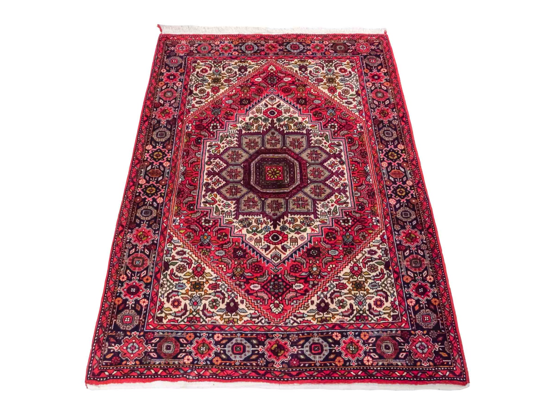 Handgeknüpfter Gholtogh Dorfteppich von Khademi aus Wolle, rot. Feiner, kurdischer Nomadenteppich mit geometrischem Medaillon. Orientteppich, von Hand geknüpft in Iran. Größe: 149 cm x 106 cm. Teppichnummer: SB3-1158 | Jupiter Intl.