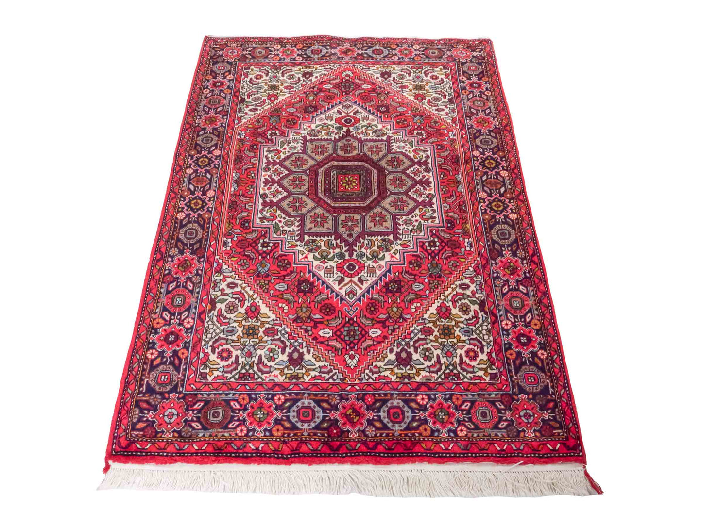 Handgeknüpfter Gholtogh Dorfteppich von Khademi aus Wolle, rot. Feiner, kurdischer Nomadenteppich mit geometrischem Medaillon. Orientteppich, von Hand geknüpft in Iran. Größe: 149 cm x 106 cm. Teppichnummer: SB3-1158 | Jupiter Intl.