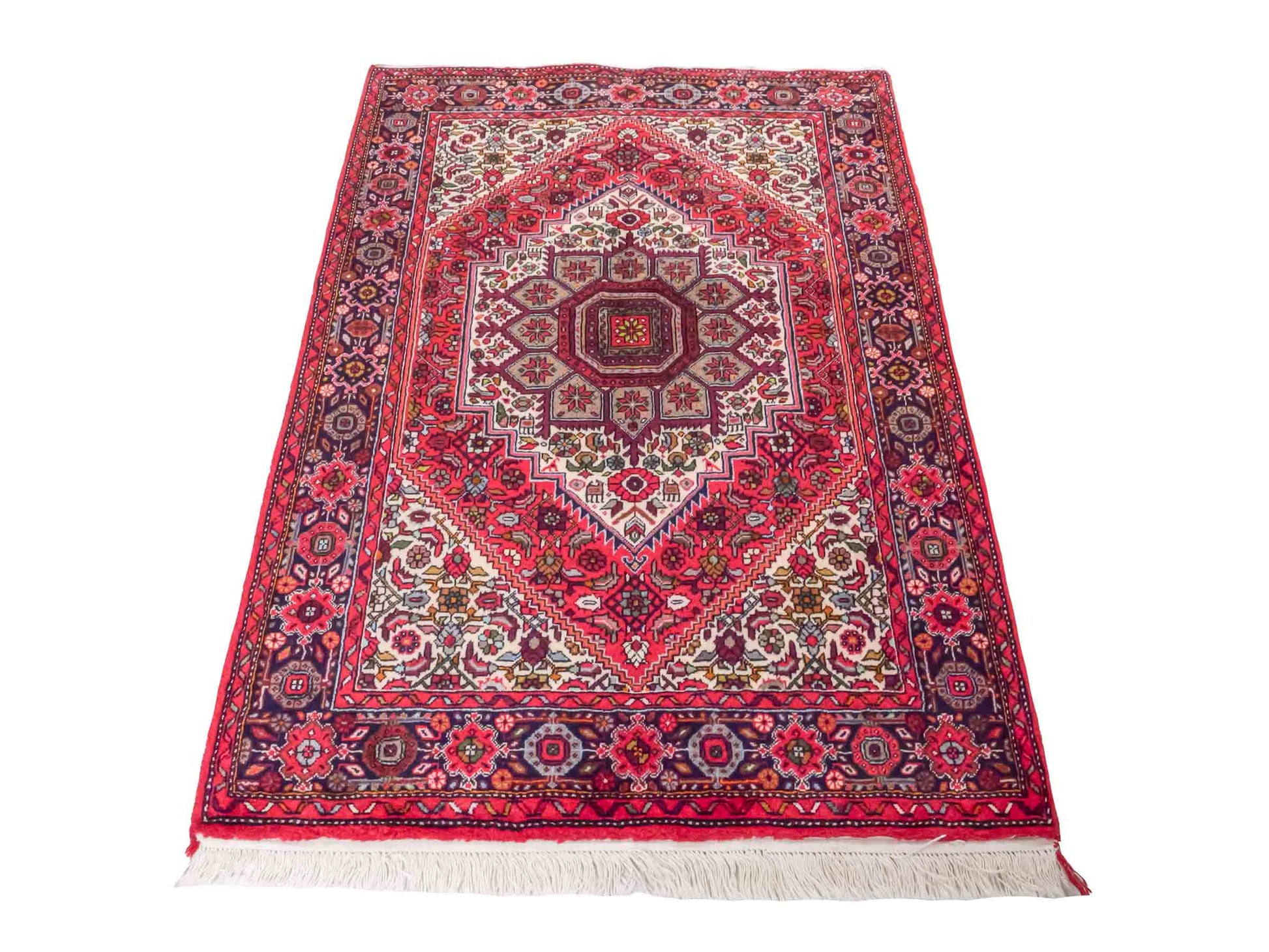 Handgeknüpfter Gholtogh Dorfteppich von Khademi aus Wolle, rot. Feiner, kurdischer Nomadenteppich mit geometrischem Medaillon. Orientteppich, von Hand geknüpft in Iran. Größe: 149 cm x 106 cm. Teppichnummer: SB3-1158 | Jupiter Intl.