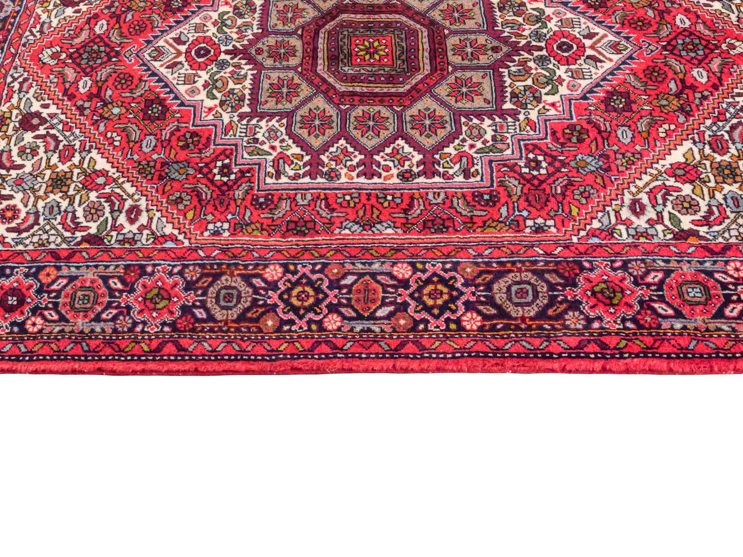 Handgeknüpfter Gholtogh Dorfteppich von Khademi aus Wolle, rot. Feiner, kurdischer Nomadenteppich mit geometrischem Medaillon. Orientteppich, von Hand geknüpft in Iran. Größe: 149 cm x 106 cm. Teppichnummer: SB3-1158 | Jupiter Intl.
