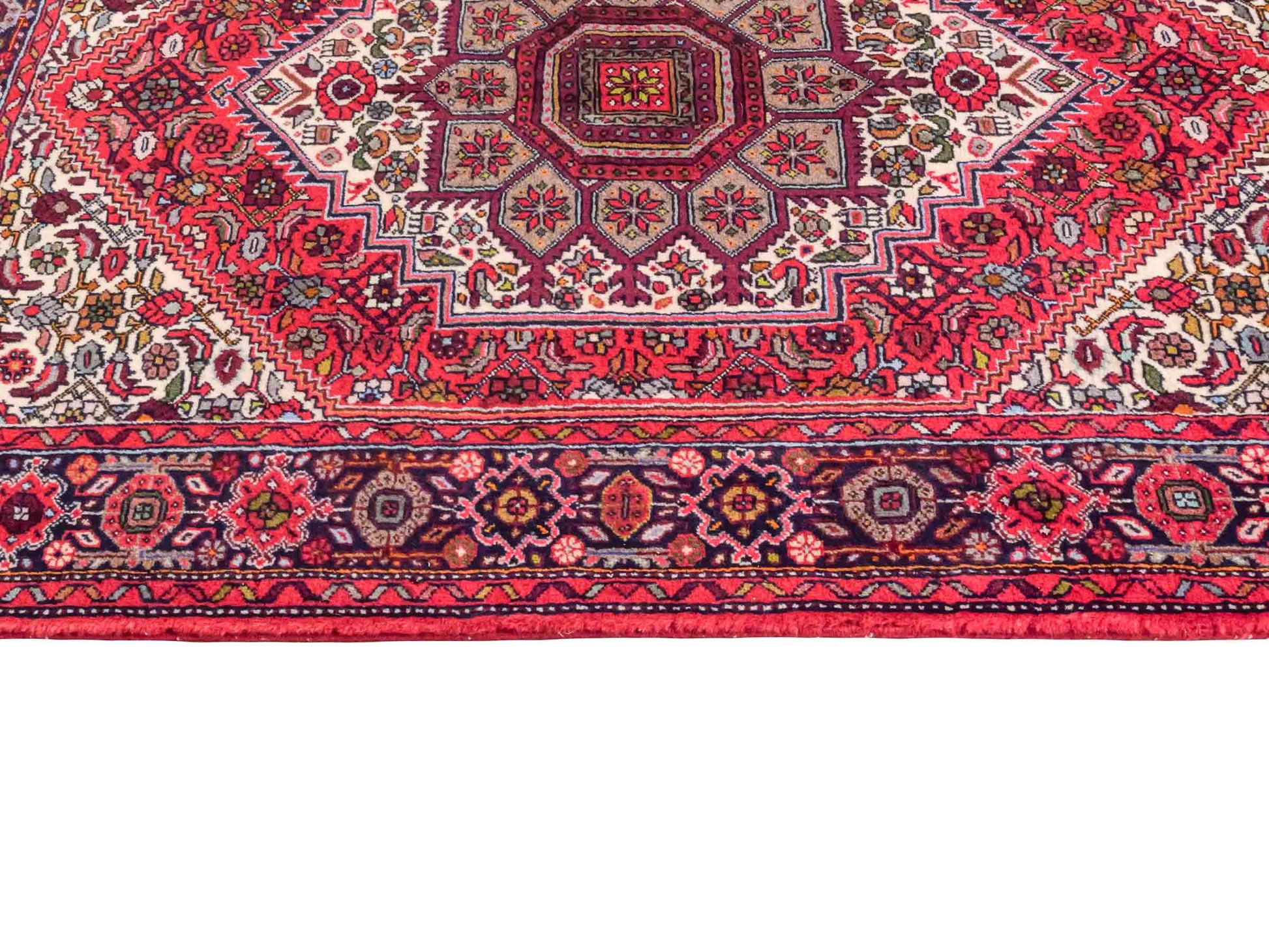 Handgeknüpfter Gholtogh Dorfteppich von Khademi aus Wolle, rot. Feiner, kurdischer Nomadenteppich mit geometrischem Medaillon. Orientteppich, von Hand geknüpft in Iran. Größe: 149 cm x 106 cm. Teppichnummer: SB3-1158 | Jupiter Intl.