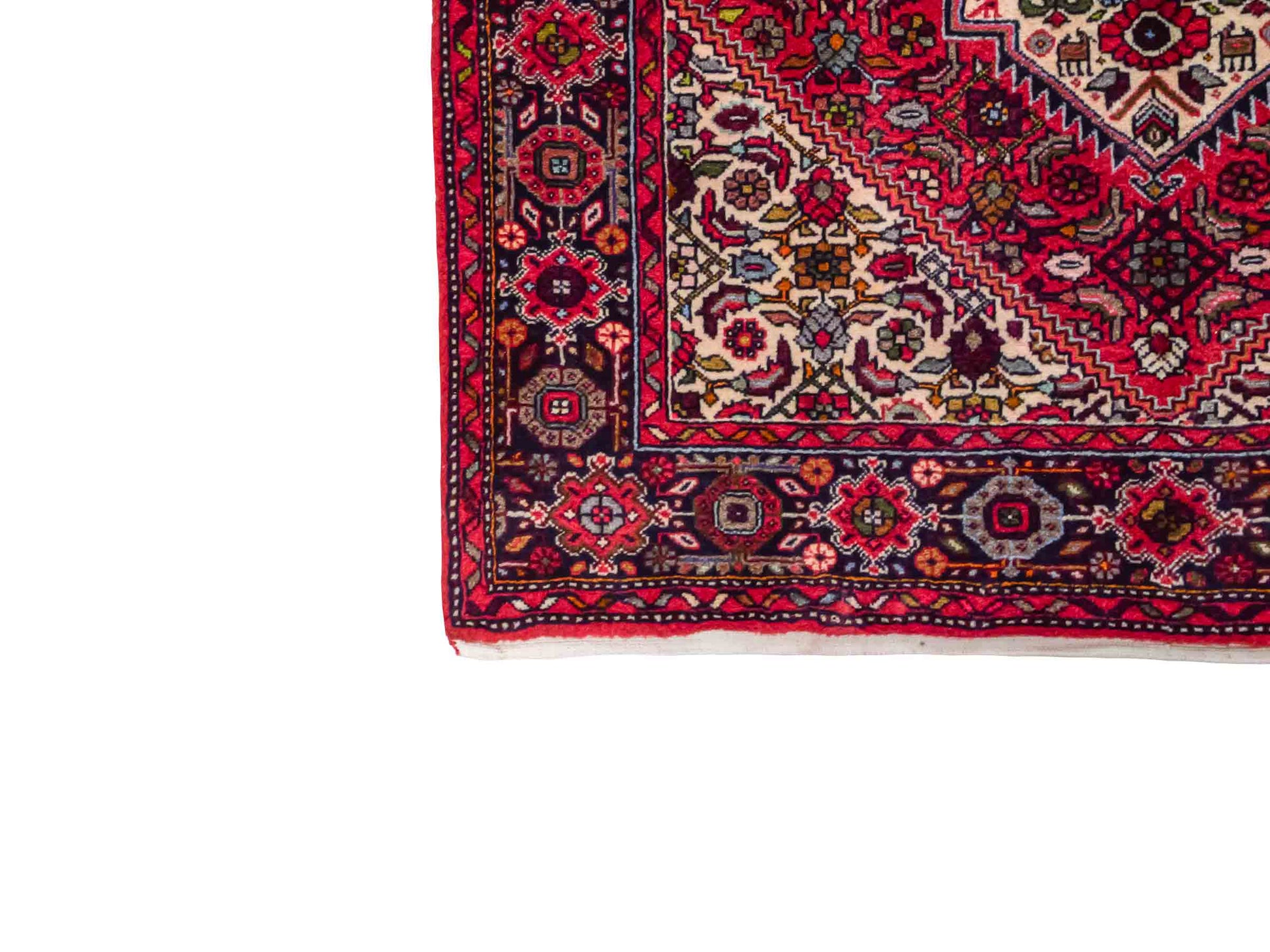 Handgeknüpfter Gholtogh Dorfteppich von Khademi aus Wolle, rot. Feiner, kurdischer Nomadenteppich mit geometrischem Medaillon. Orientteppich, von Hand geknüpft in Iran. Größe: 149 cm x 106 cm. Teppichnummer: SB3-1158 | Jupiter Intl.