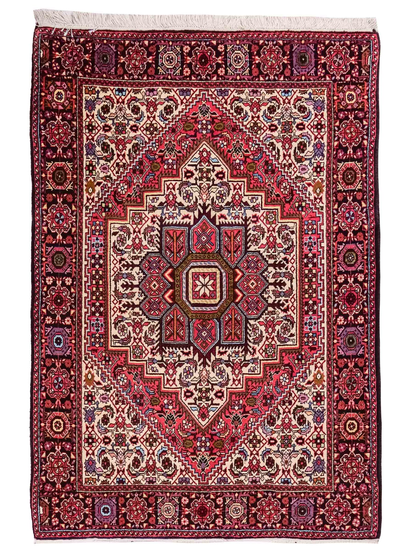 Handgeknüpfter Gholtogh Dorfteppich von Khademi aus Wolle, rot. Feiner, kurdischer Nomadenteppich mit geometrischem Medaillon. Orientteppich, von Hand geknüpft in Iran. Größe: 150 cm x 100 cm. Teppichnummer: SB3-1146 | Jupiter Intl.