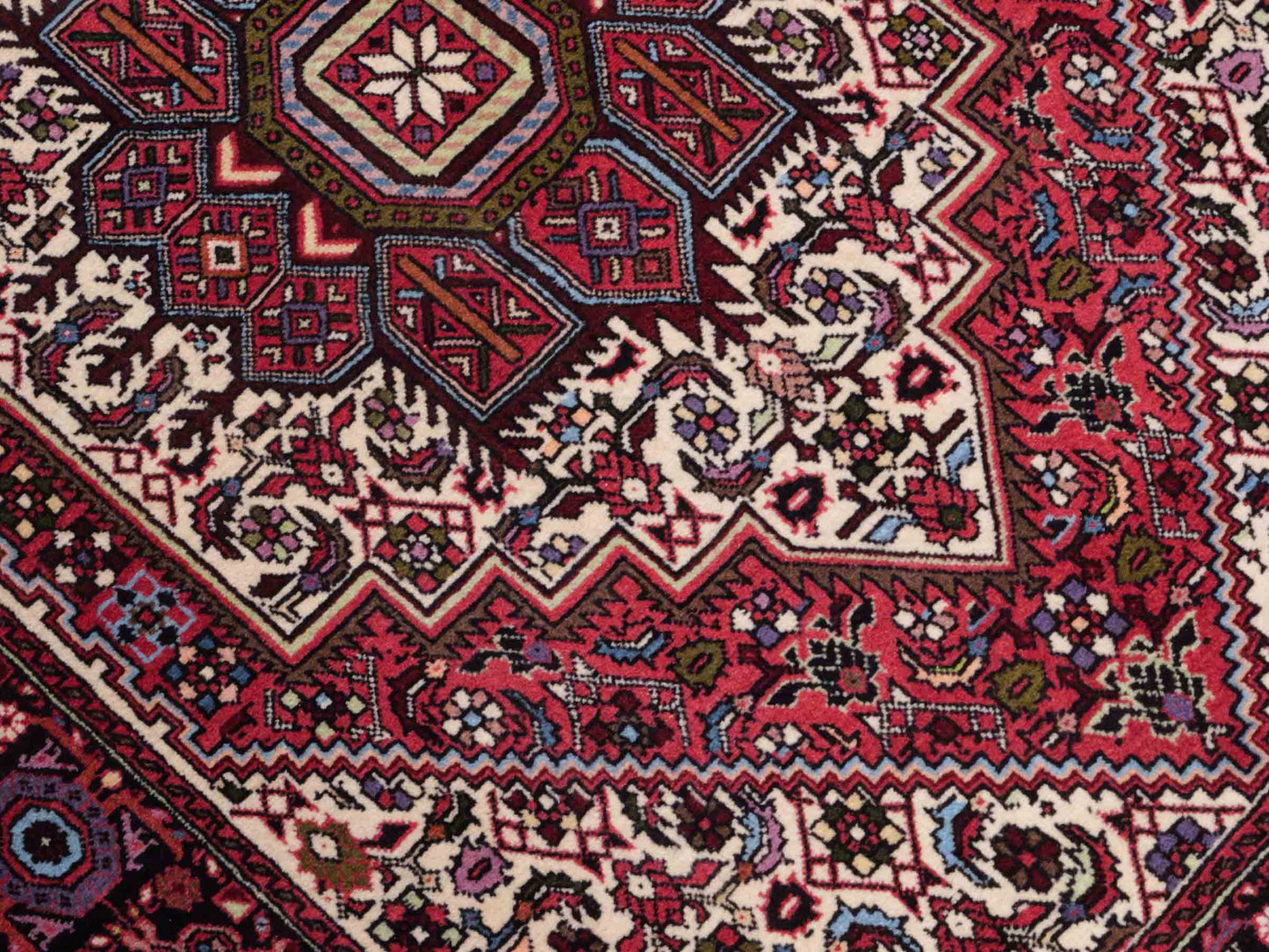 Handgeknüpfter Gholtogh Dorfteppich von Khademi aus Wolle, rot. Feiner, kurdischer Nomadenteppich mit geometrischem Medaillon. Orientteppich, von Hand geknüpft in Iran. Größe: 150 cm x 100 cm. Teppichnummer: SB3-1146 | Jupiter Intl.