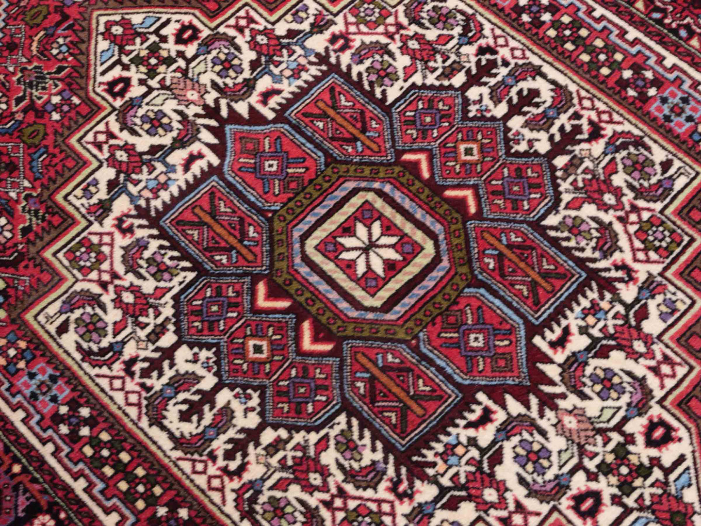 Handgeknüpfter Gholtogh Dorfteppich von Khademi aus Wolle, rot. Feiner, kurdischer Nomadenteppich mit geometrischem Medaillon. Orientteppich, von Hand geknüpft in Iran. Größe: 150 cm x 100 cm. Teppichnummer: SB3-1146 | Jupiter Intl.