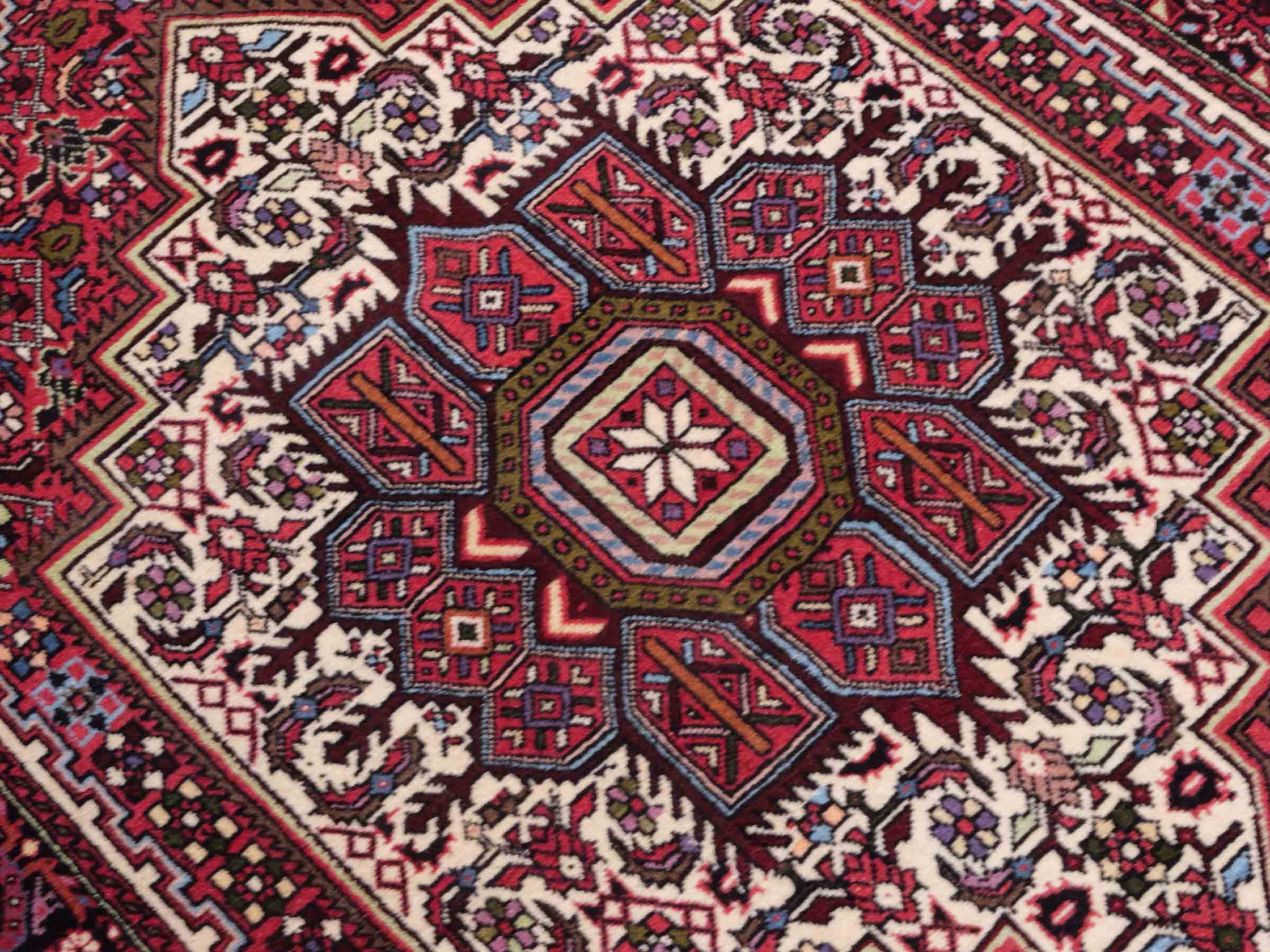 Handgeknüpfter Gholtogh Dorfteppich von Khademi aus Wolle, rot. Feiner, kurdischer Nomadenteppich mit geometrischem Medaillon. Orientteppich, von Hand geknüpft in Iran. Größe: 150 cm x 100 cm. Teppichnummer: SB3-1146 | Jupiter Intl.