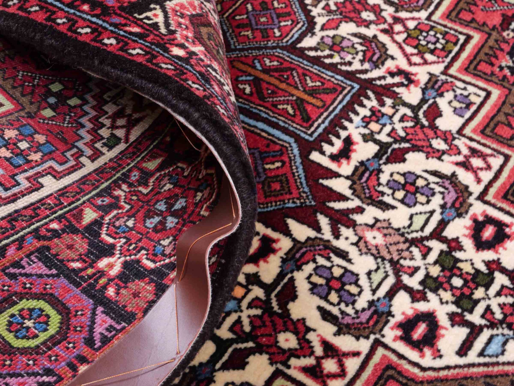 Handgeknüpfter Gholtogh Dorfteppich von Khademi aus Wolle, rot. Feiner, kurdischer Nomadenteppich mit geometrischem Medaillon. Orientteppich, von Hand geknüpft in Iran. Größe: 150 cm x 100 cm. Teppichnummer: SB3-1146 | Jupiter Intl.